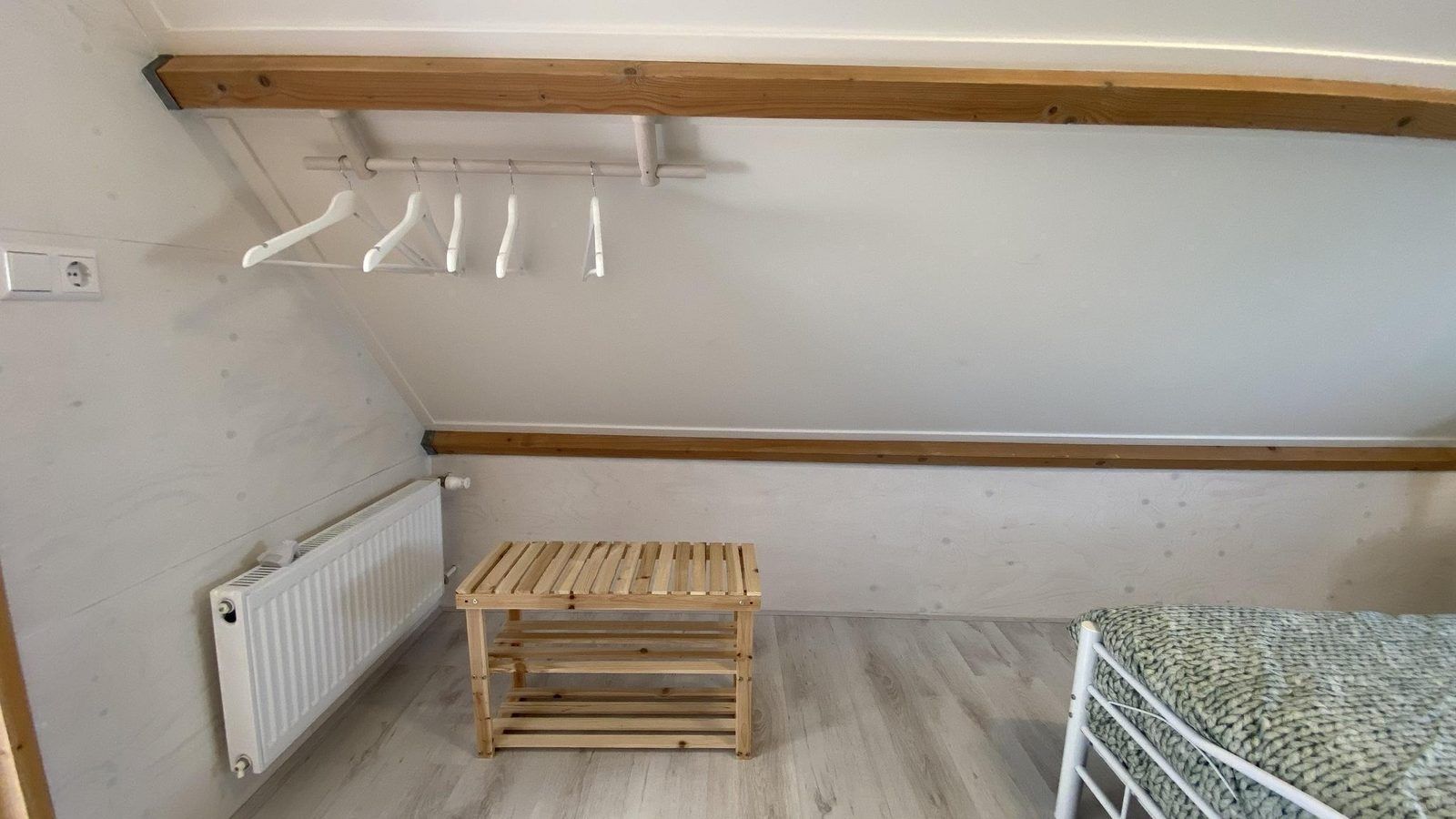 Praktische opbergruimte in slaapkamer van VZ944 Vakantiehuis in Grijpskerke, Walcheren, Zeeland.