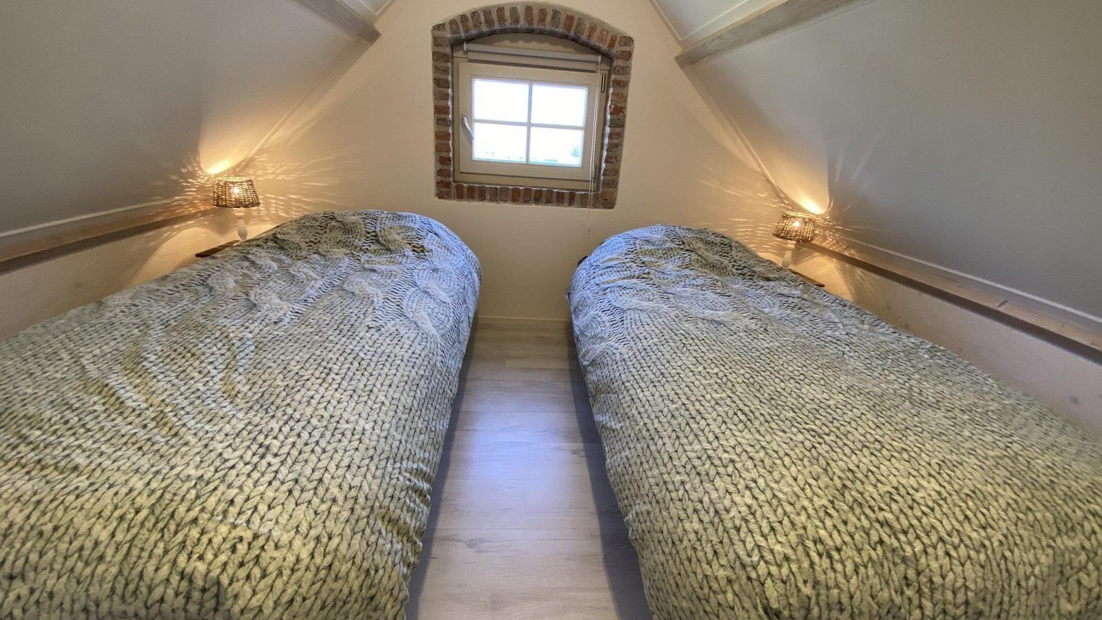 Slaapkamer met twee eenpersoonsbedden in VZ944 Vakantiehuis in Grijpskerke, Walcheren, Zeeland.