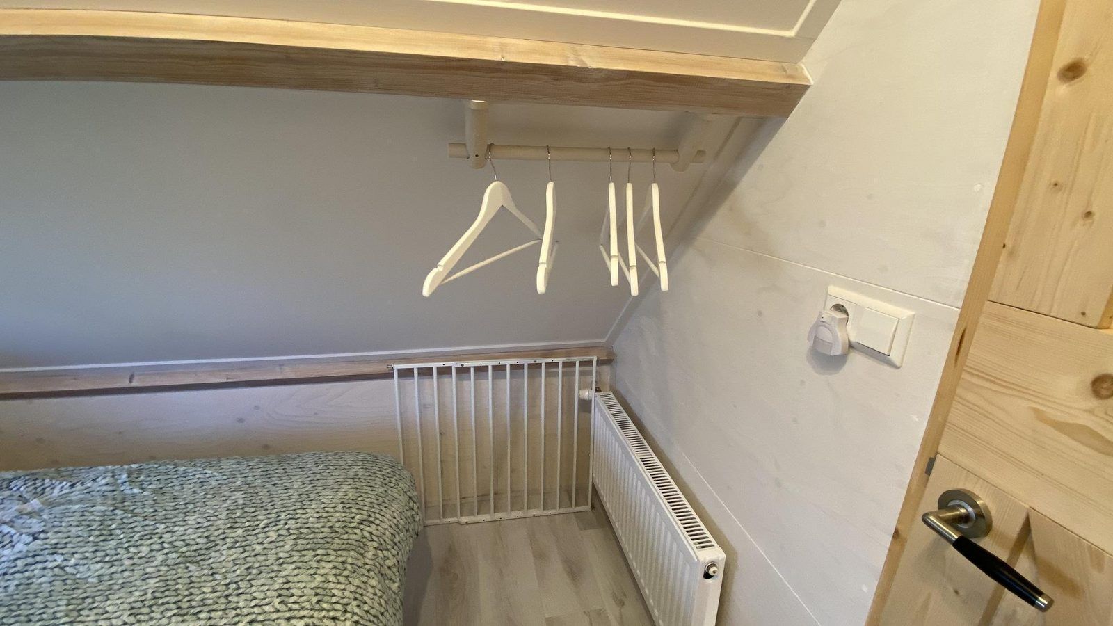 Opbergruimte in de slaapkamer van VZ944 Vakantiehuis in Grijpskerke, Walcheren, Zeeland.