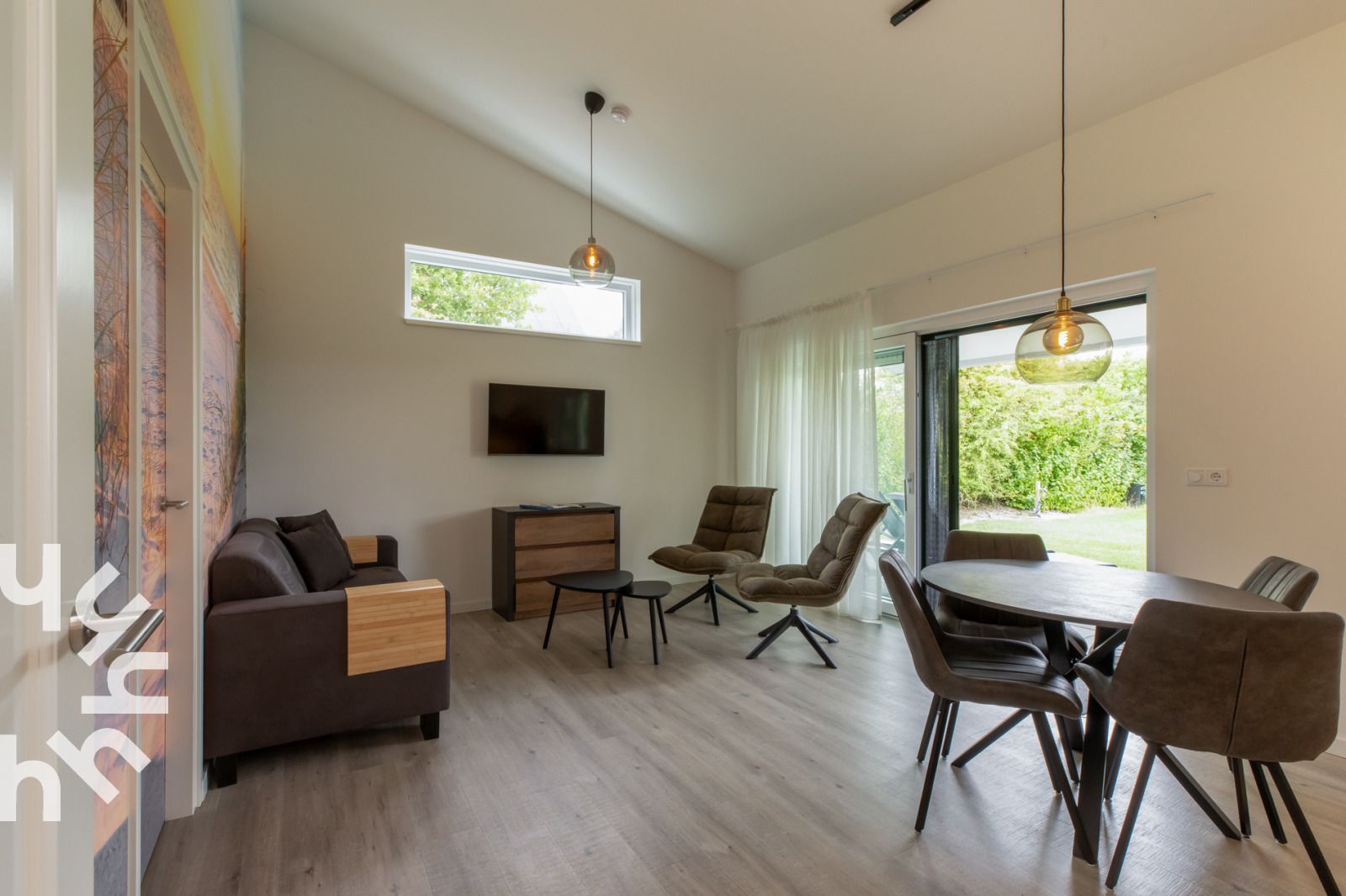 Moderne badkamer met wastafel in vakantiehuis ZE1470, Grijpskerke, Walcheren, Zeeland.