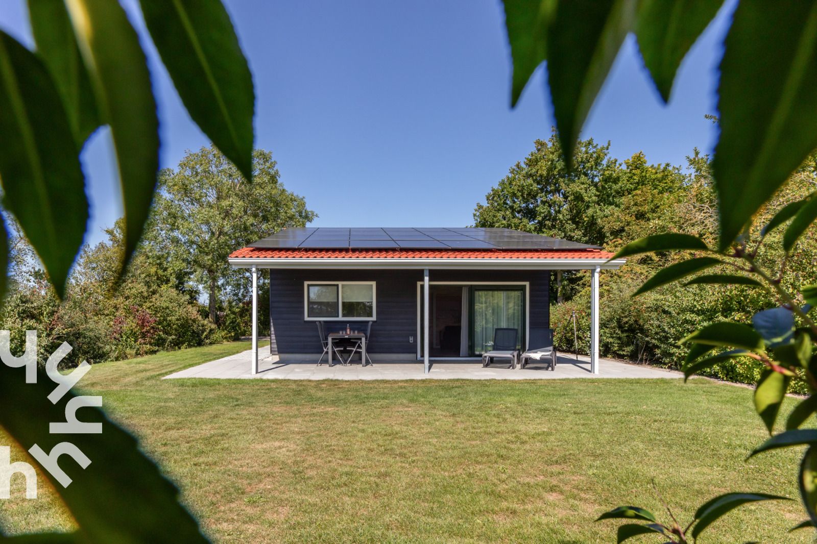 Terras en ligstoelen bij vakantiehuis ZE1470 in Grijpskerke, Walcheren, Zeeland.