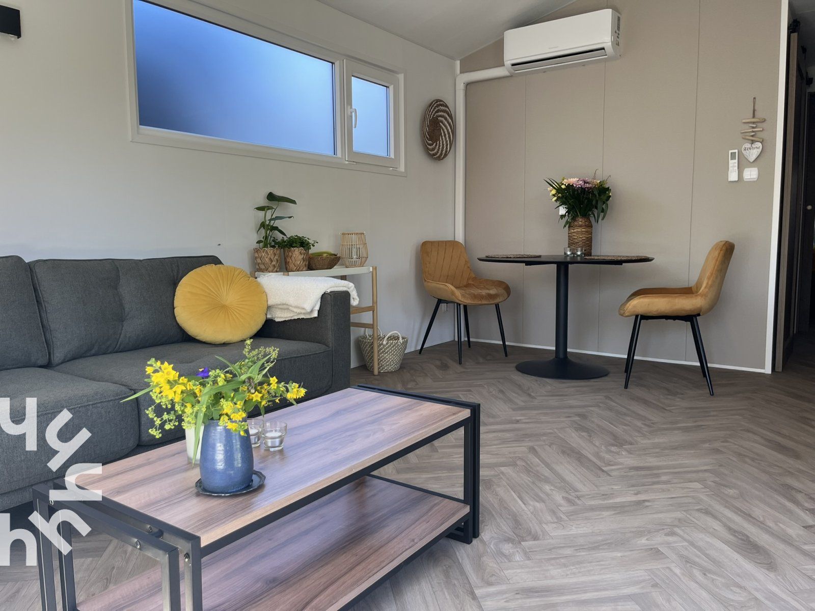 Bright living room with garden view in ZE1415, Gapinge, Walcheren, Zeeland.