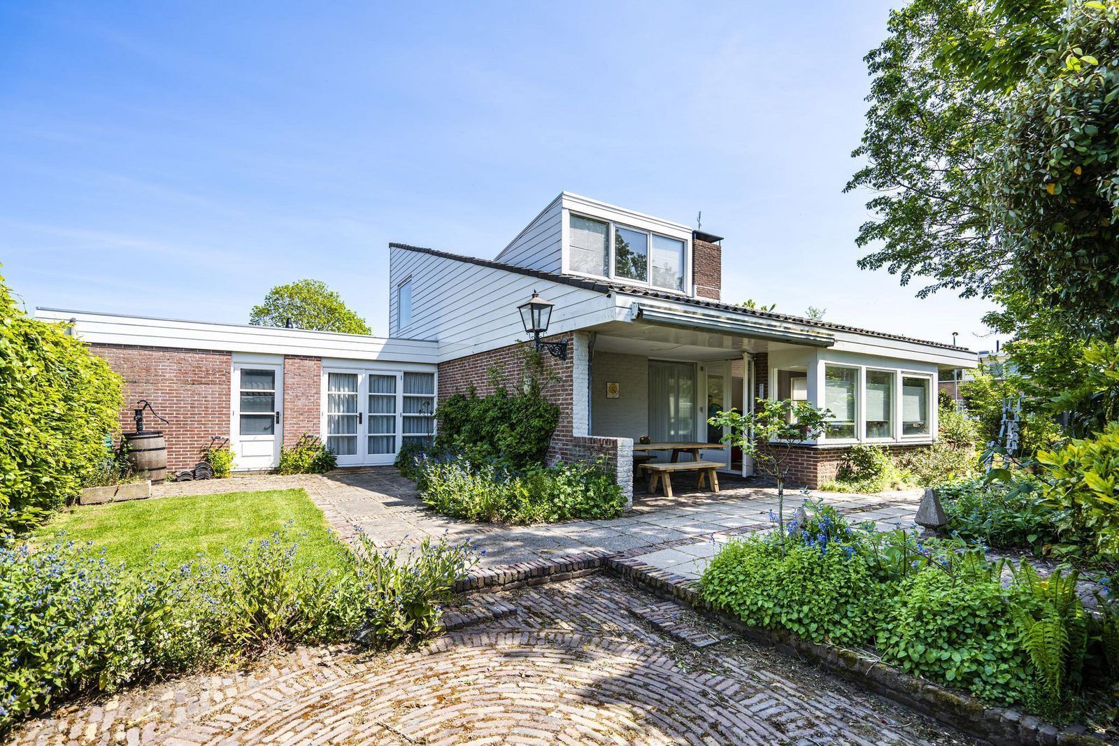 Gemuetliche Terrasse im Ferienhaus VZ937 in Koudekerke-Dishoek, Walcheren, umgeben von gruenen Gaerten und Natur.