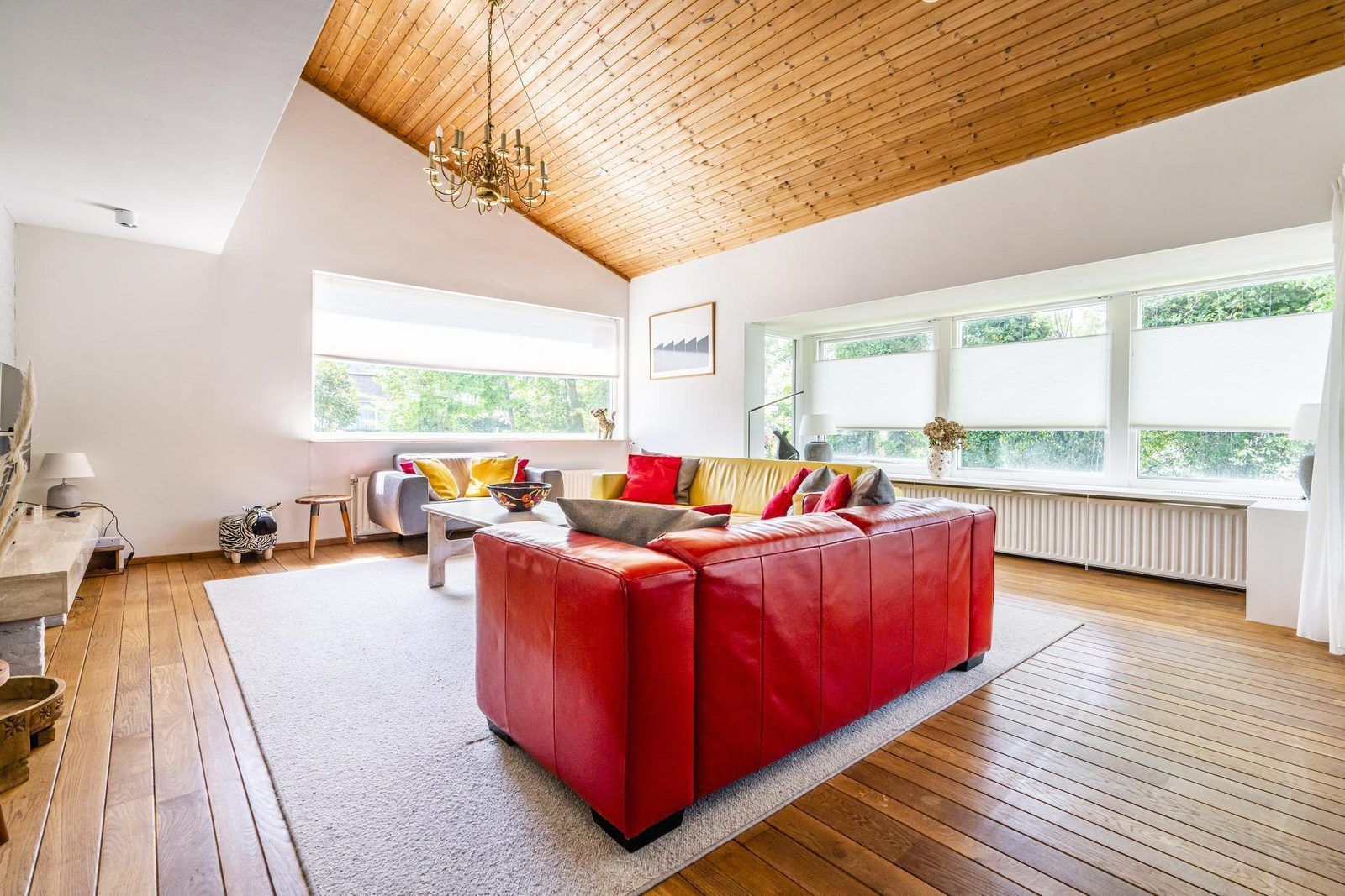 Das Ferienhaus VZ937 in Koudekerke-Dishoek, Walcheren, bietet ein geraeumiges Wohnzimmer mit viel Tageslicht.