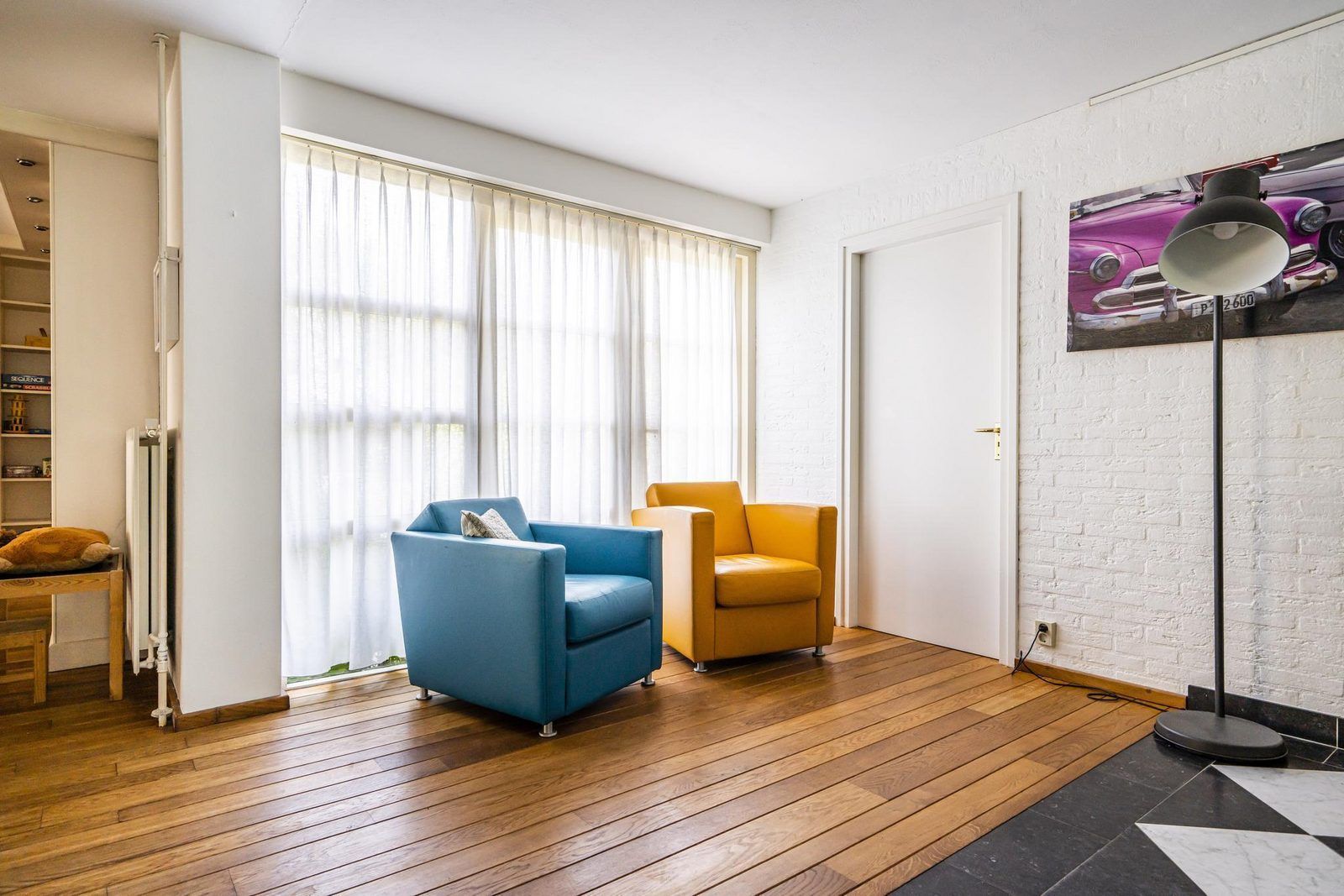 Gemuetliche Sitzecke im Ferienhaus VZ937, Koudekerke-Dishoek, Walcheren, mit bequemen Stuehlen und viel Tageslicht.