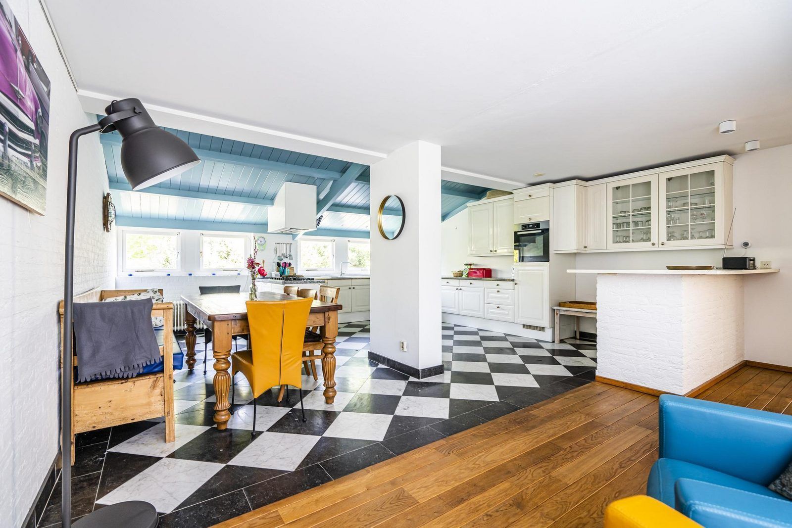 Kueche und Essbereich im Ferienhaus VZ937, Koudekerke-Dishoek, Walcheren, mit modernen Geraeten und rustikalen Details.