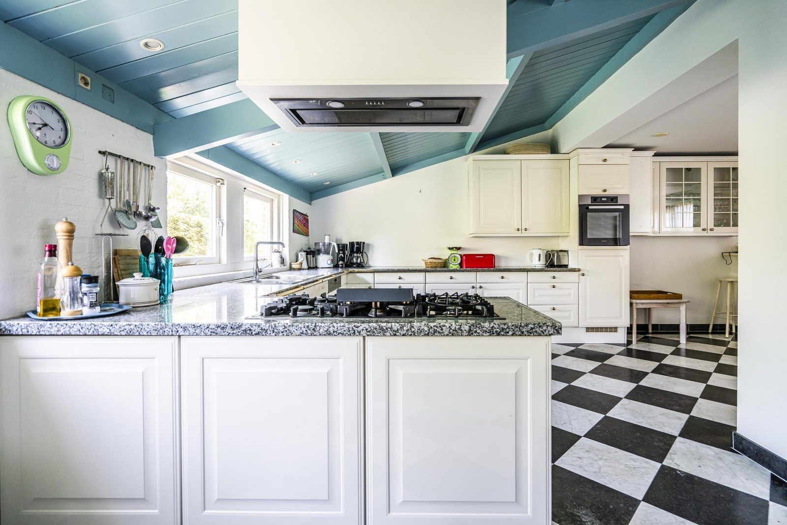 Moderne Kueche im Ferienhaus VZ937, Koudekerke-Dishoek, Walcheren, mit grossen Arbeitsflaechen und viel Stauraum.