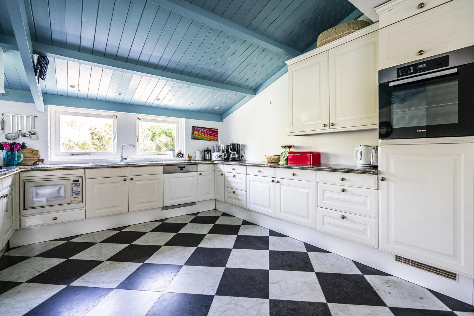 Stilvolle Kueche im Ferienhaus VZ937, Koudekerke-Dishoek, Walcheren, mit blauer Decke und Marmorboden.