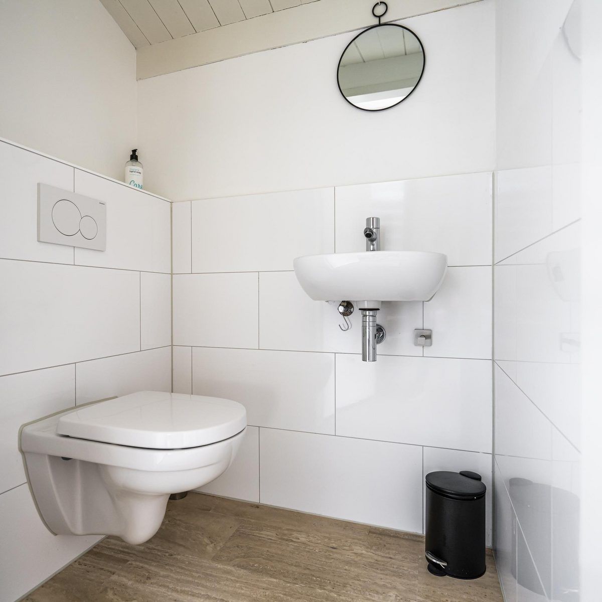 Kompakte und moderne Toilette im Ferienhaus VZ937, Koudekerke-Dishoek, Walcheren, mit weissen Fliesen und minimalistischem Design.
