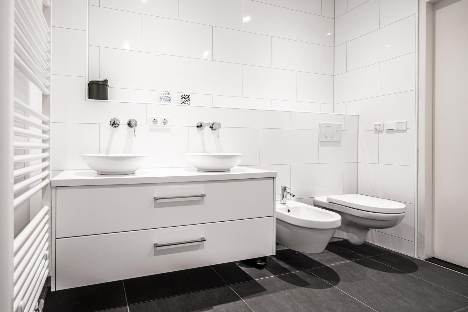 Luxurioeses Badezimmer im Ferienhaus VZ937, Koudekerke-Dishoek, Walcheren, mit Doppelwaschbecken und moderner Ausstattung.