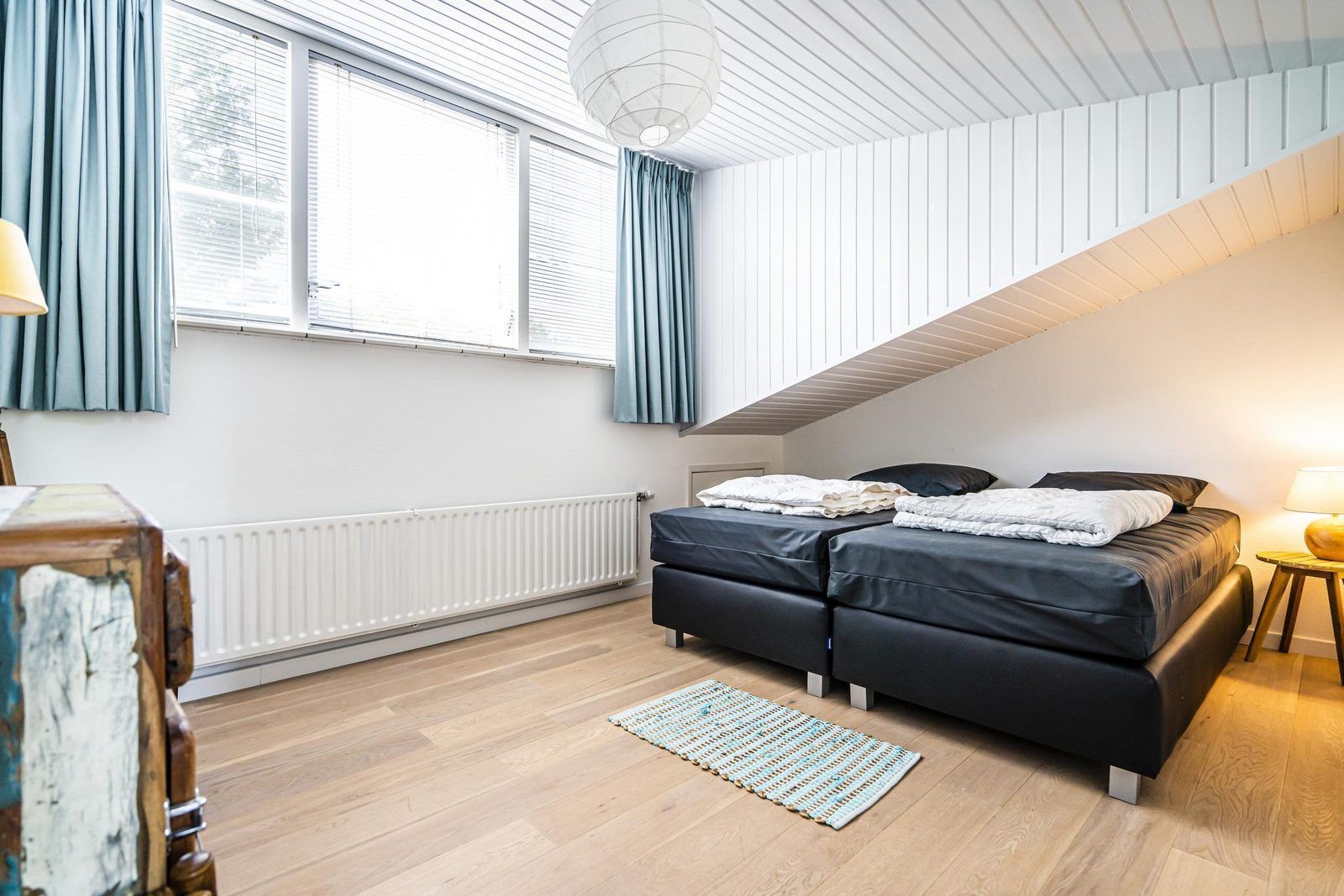 Schlafzimmer mit Doppelbett im Ferienhaus VZ937, Koudekerke-Dishoek, Walcheren, mit Holzboden und viel Licht.