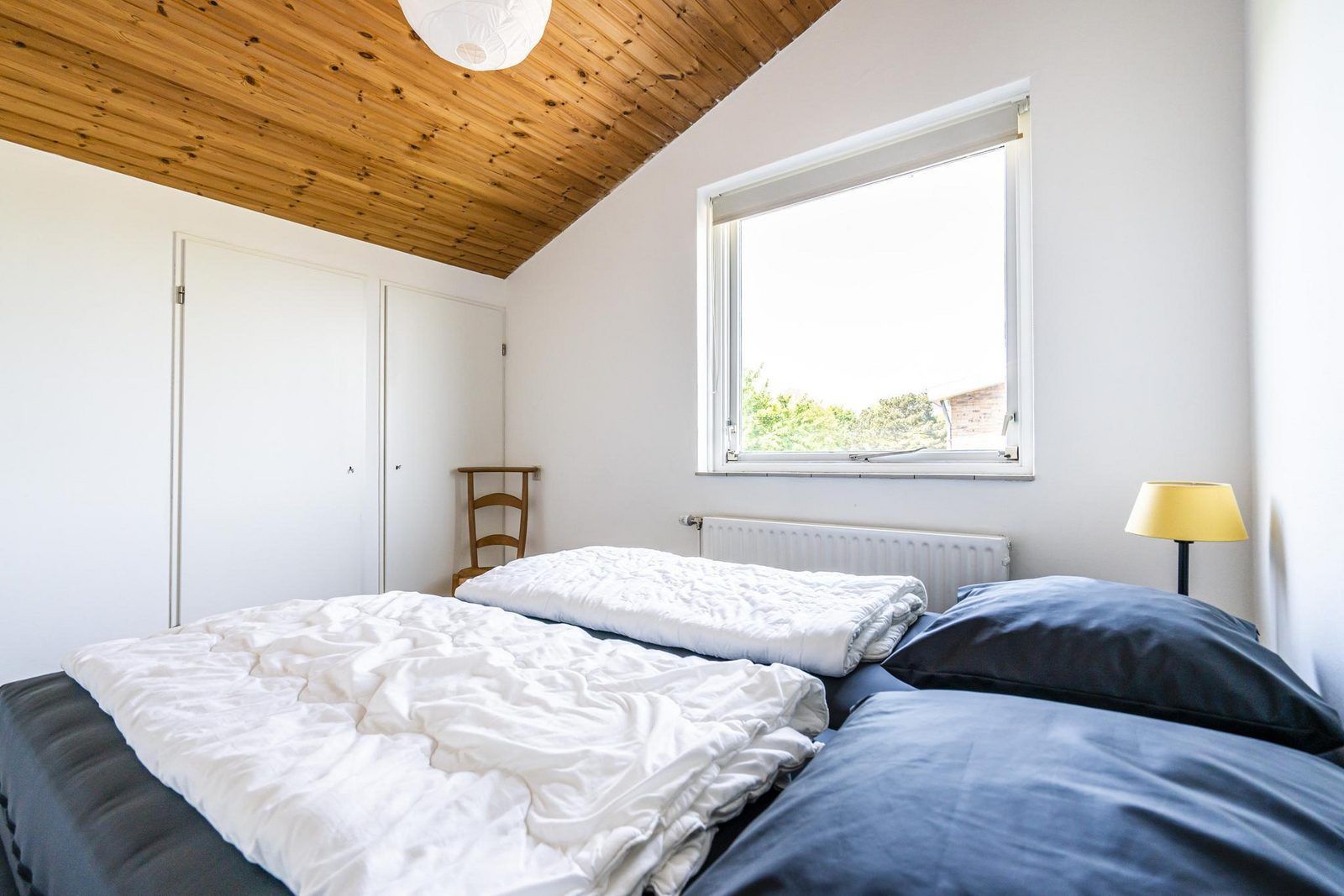 Gemuetliches Schlafzimmer im Ferienhaus VZ937, Koudekerke-Dishoek, Walcheren, mit Blick auf die gruene Umgebung.