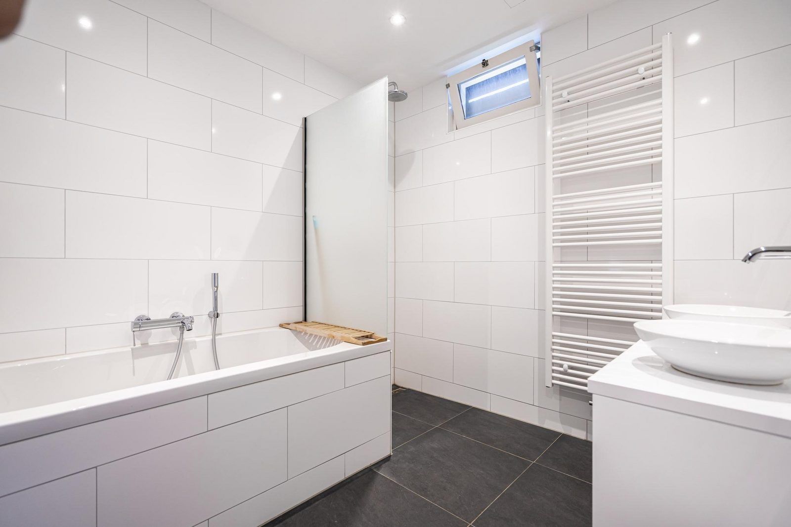 Modernes Badezimmer mit Badewanne im Ferienhaus VZ937, Koudekerke-Dishoek, Walcheren, ideal zum Entspannen.