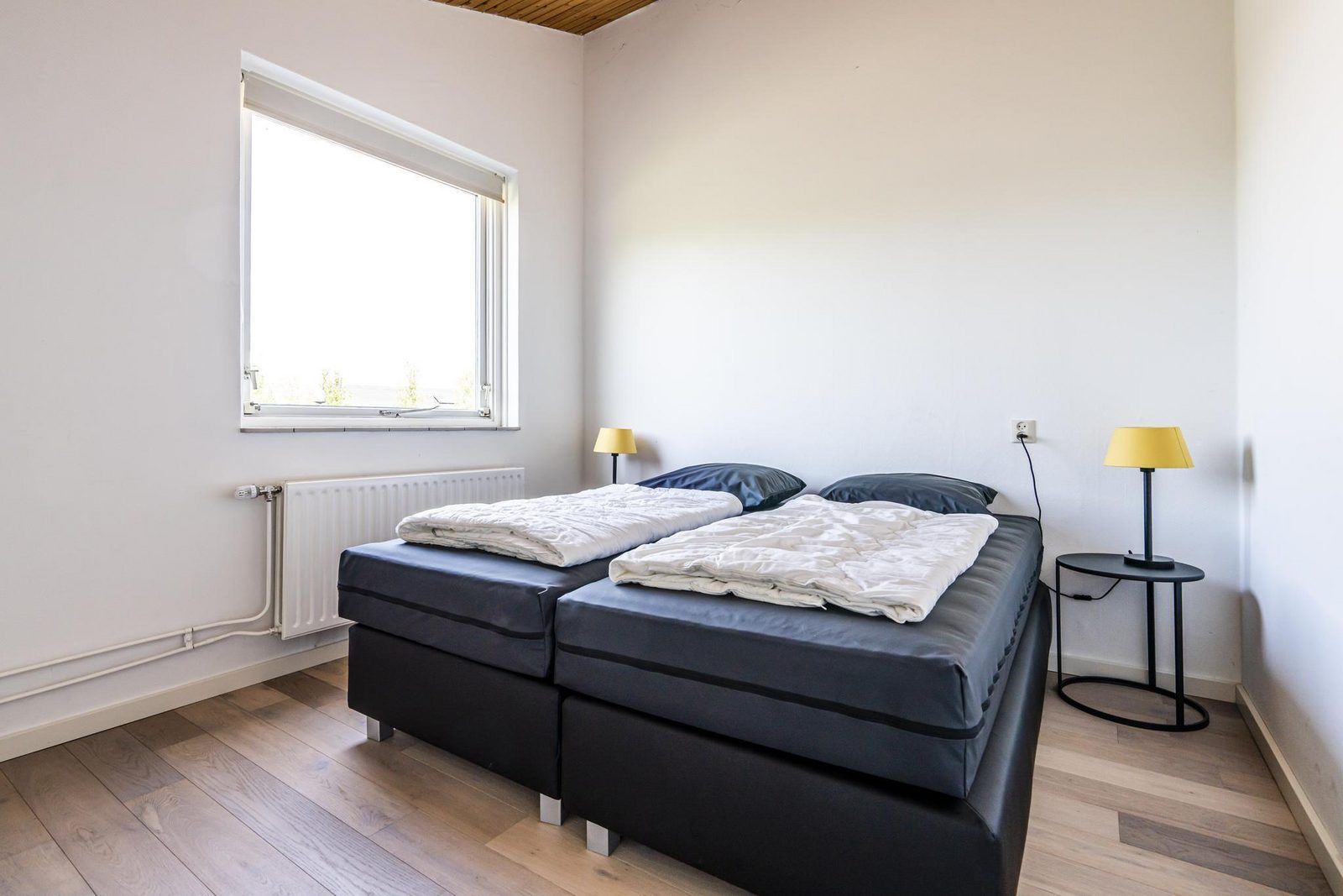 Komfortables Schlafzimmer im Ferienhaus VZ937, Koudekerke-Dishoek, Walcheren, mit minimalistischer Einrichtung.