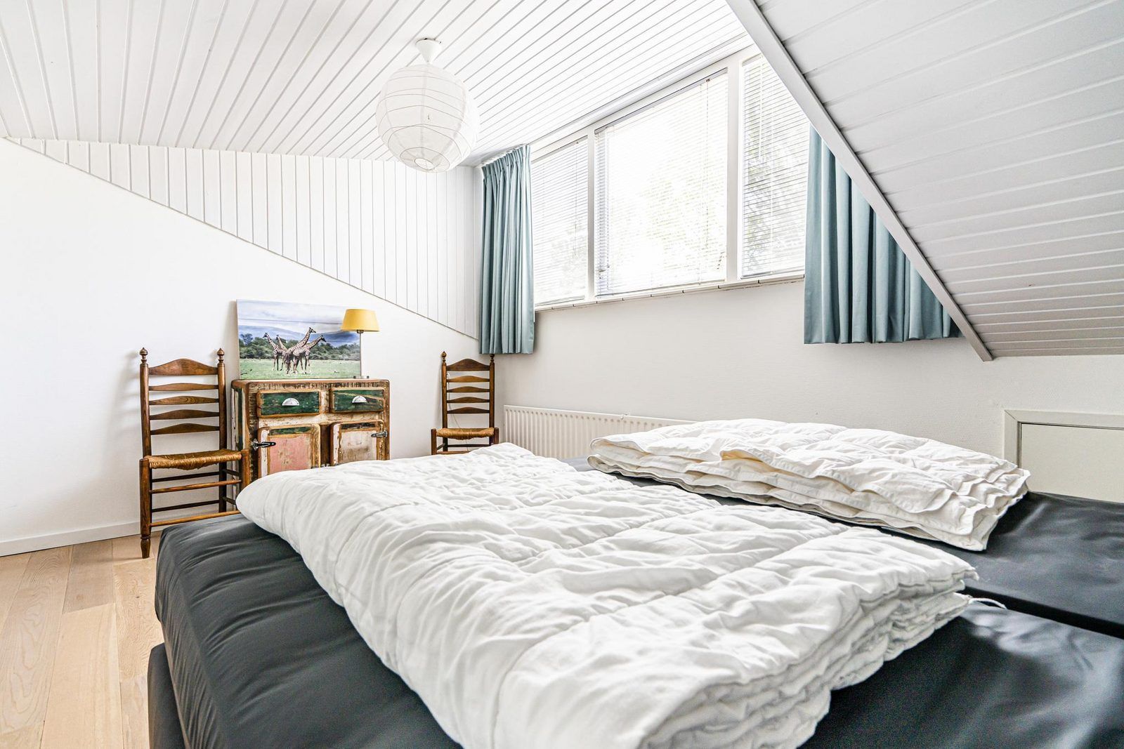 Stilvolles Schlafzimmer im Ferienhaus VZ937, Koudekerke-Dishoek, Walcheren, mit viel Tageslicht und Holzdetails.