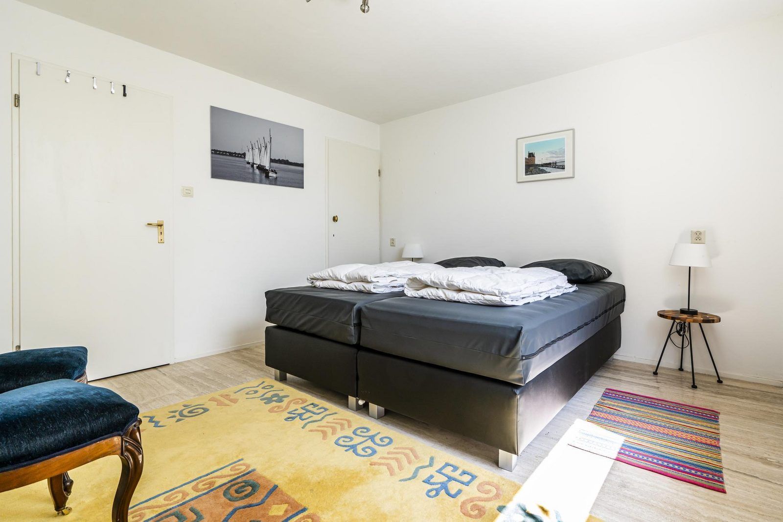 Geraeumiges Schlafzimmer mit Kunst an der Wand im Ferienhaus VZ937, Koudekerke-Dishoek, Walcheren.