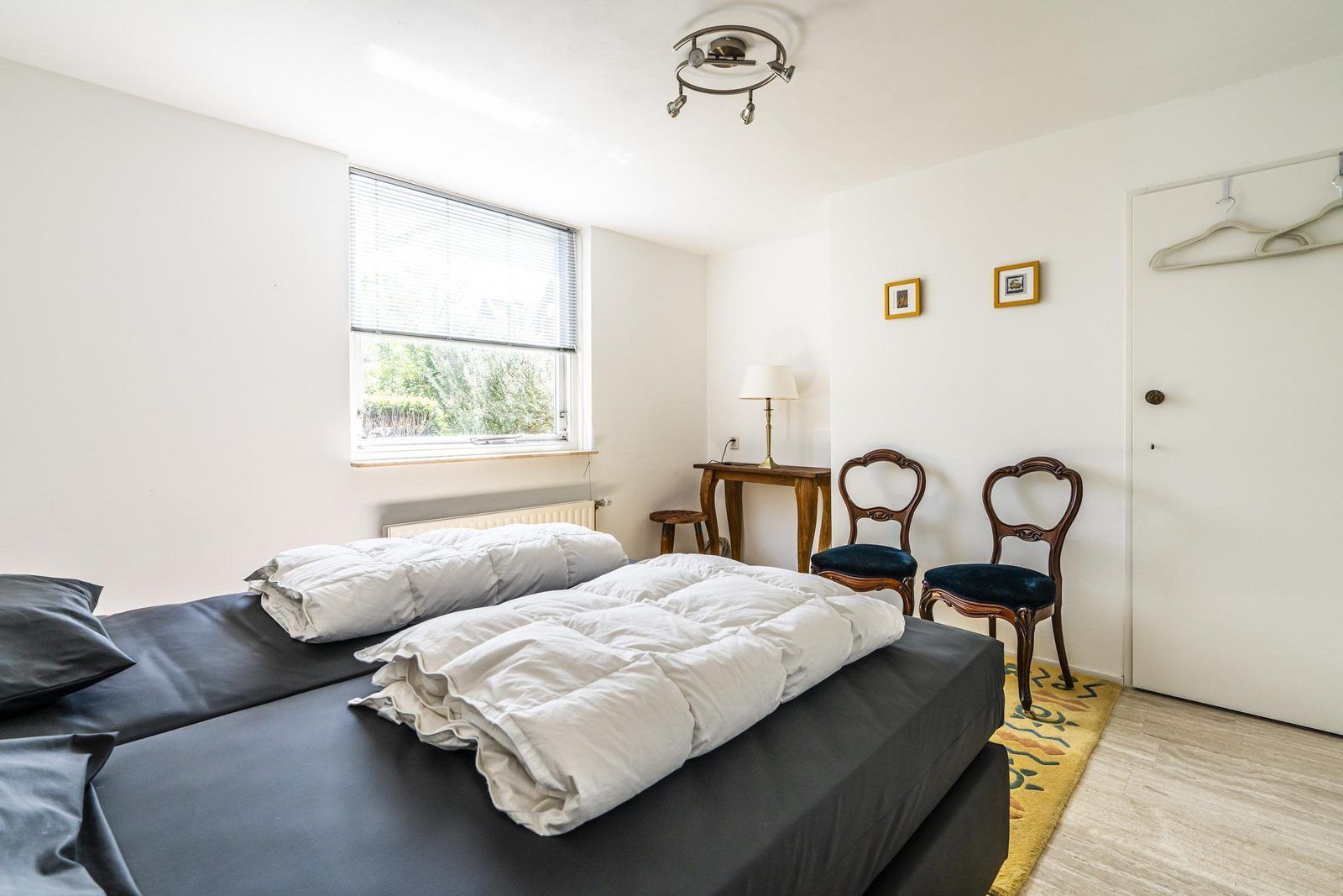 Klassisches Schlafzimmer im Ferienhaus VZ937, Koudekerke-Dishoek, Walcheren, mit antiken Stuehlen und Schreibtisch.