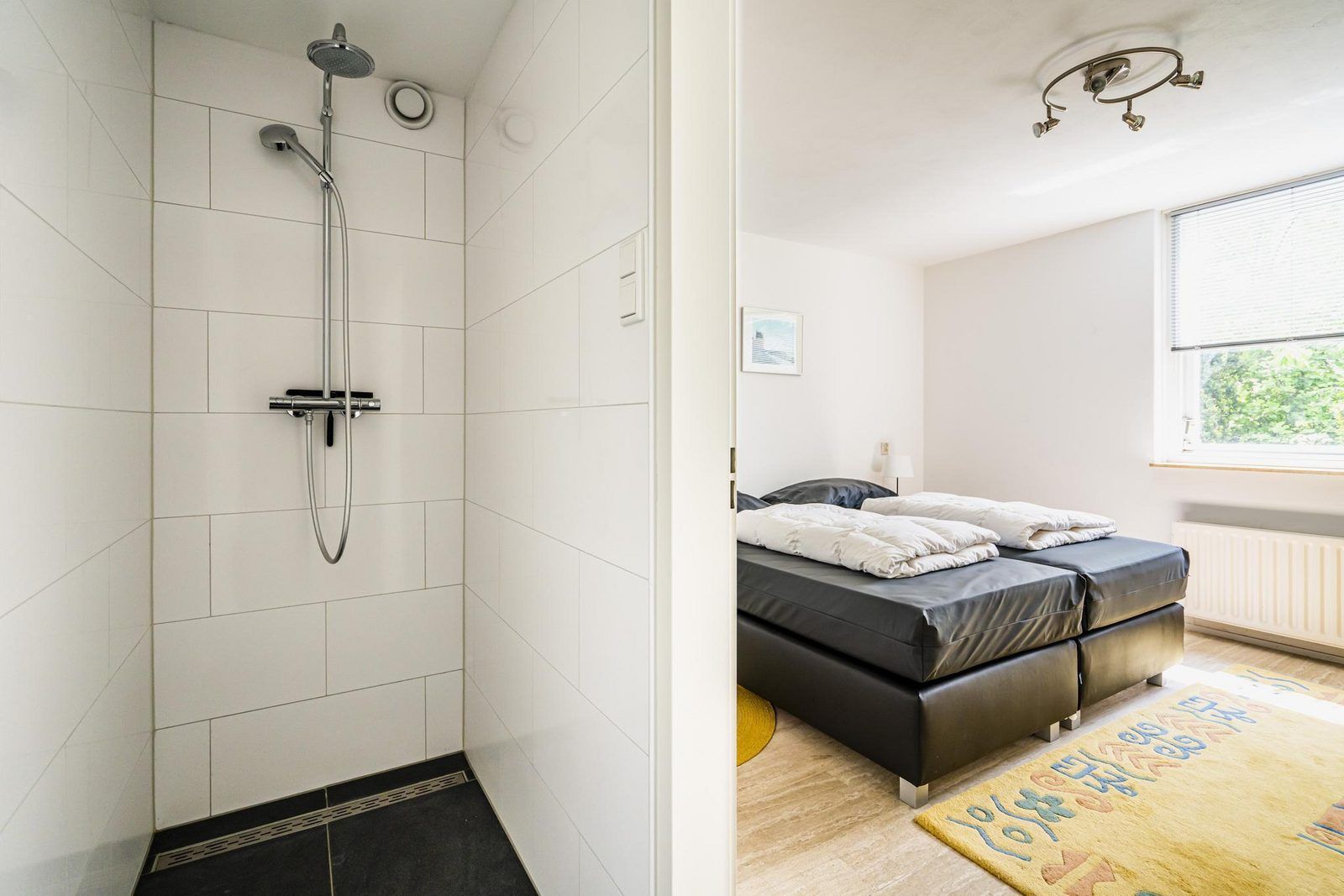 Moderne Dusche im Ferienhaus VZ937, Koudekerke-Dishoek, Walcheren, mit glatten weissen Fliesen.