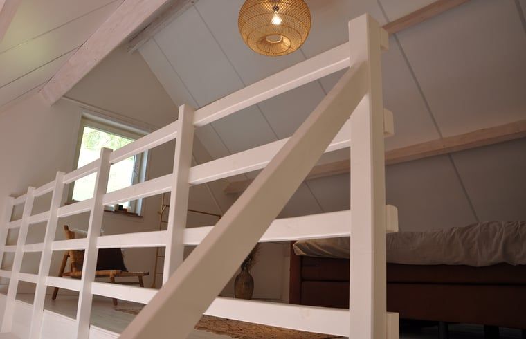 Trap naar de zolderverdieping in Vakantiehuis in Nieuw- en Sint Joosland, Walcheren, Zeeland.