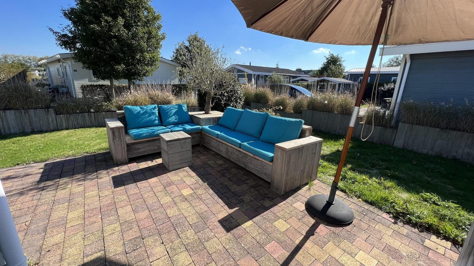 Sonnige Terrasse mit blauen Kissen im Ferienhaus VZ808 in Breskens, Zeeuws-Vlaanderen.