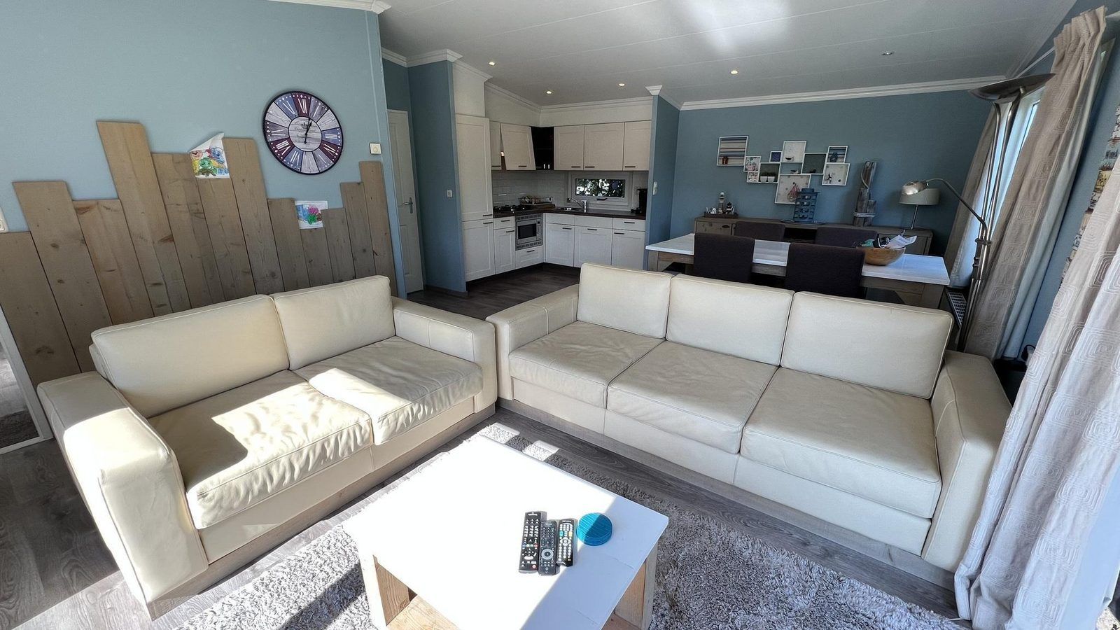 Geraeumiges Wohnzimmer des modern eingerichteten Ferienhauses VZ808 in Breskens, Zeeland.