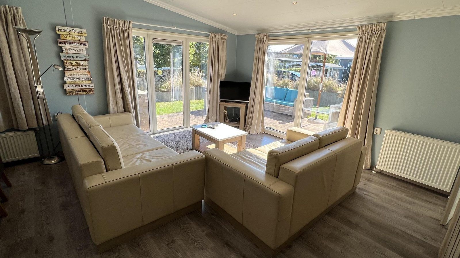 Gemuetliche Sitzecke in VZ808 Ferienhaus in Breskens mit Gartenblick, Zeeland.