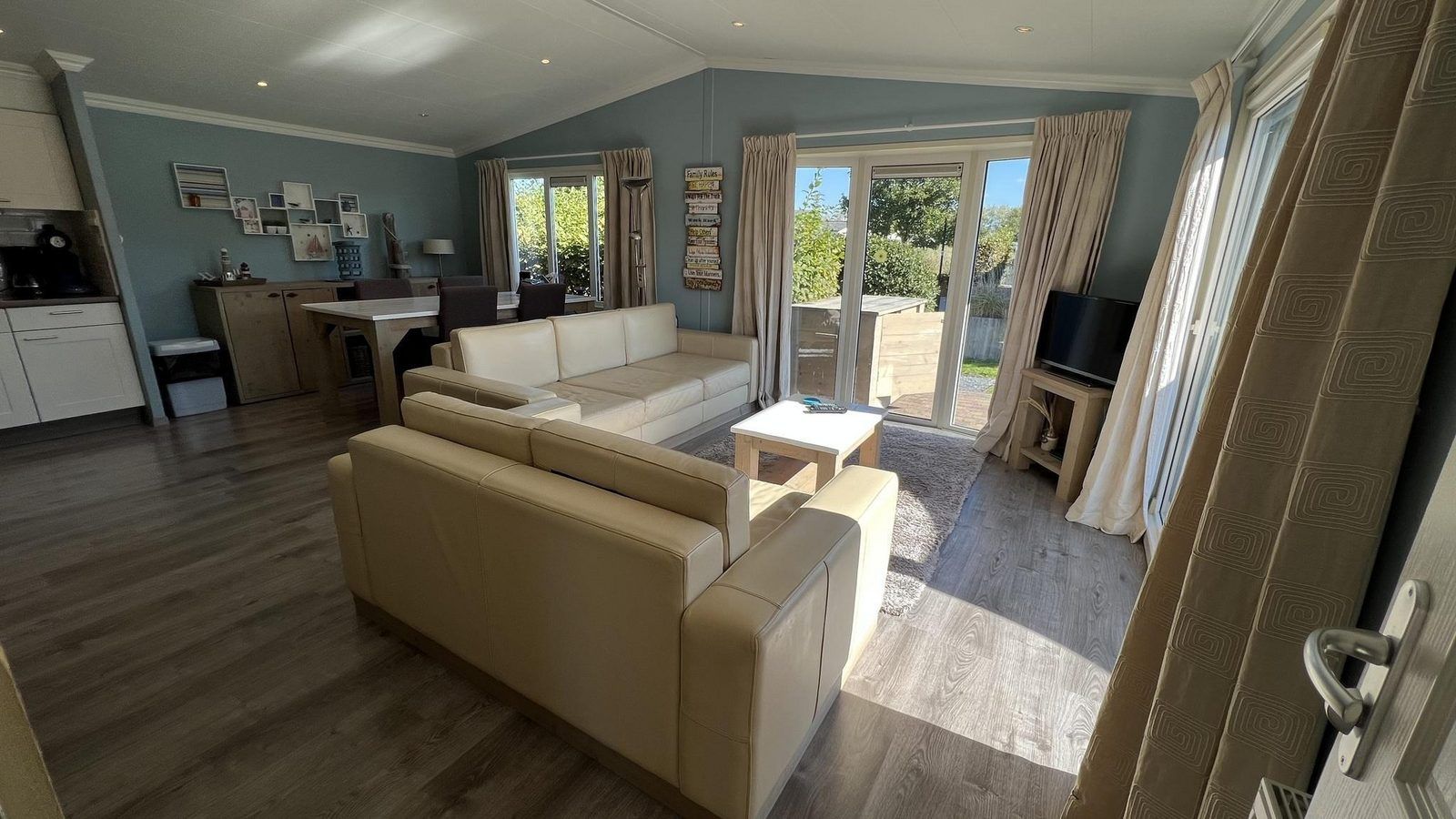 Helles Wohnzimmer in VZ808 Ferienhaus Breskens mit Zugang zur Terrasse, Zeeland.