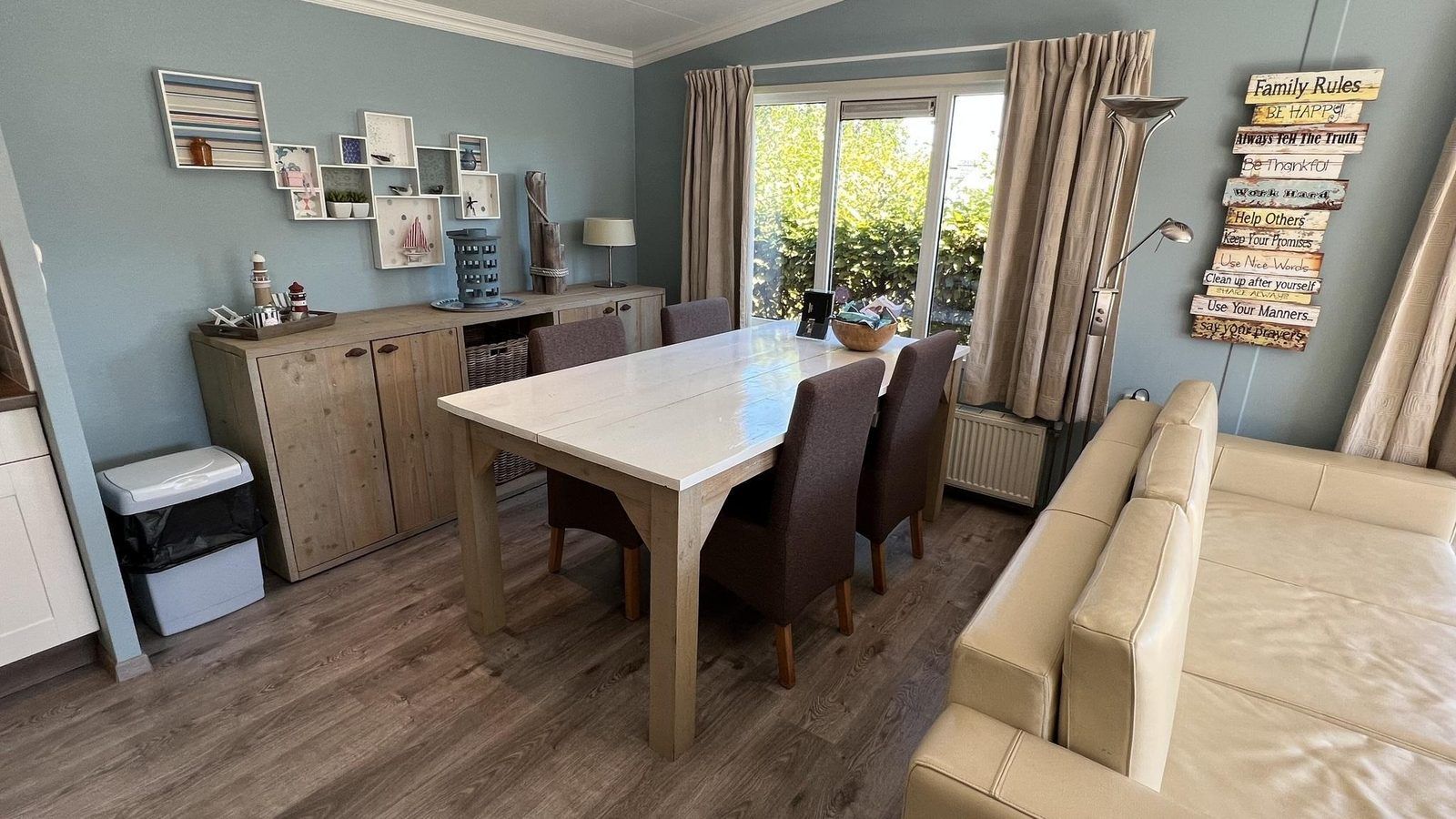 Essecke in VZ808 Ferienhaus in Breskens mit Holztisch und Stuehlen, Zeeland.