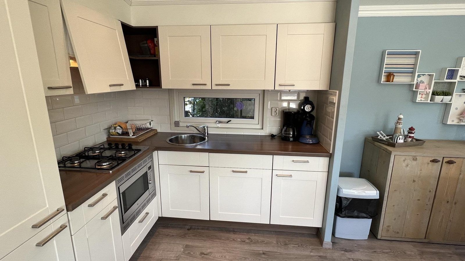 Moderne Kueche in VZ808 Ferienhaus in Breskens mit allen Annehmlichkeiten, Zeeland.