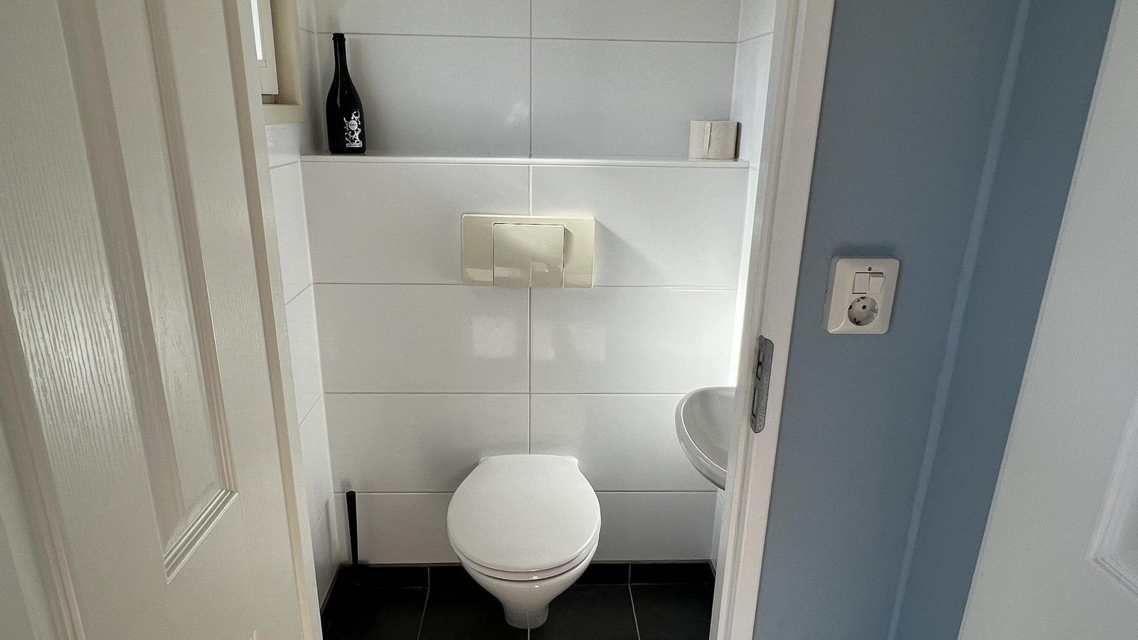 Stilvolles Badezimmer in VZ808 Ferienhaus in Breskens mit Dusche und Waschbecken, Zeeland.