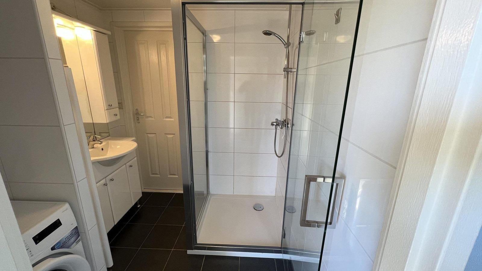 Geraeumige Dusche in VZ808 Ferienhaus in Breskens, Zeeuws-Vlaanderen, Zeeland.