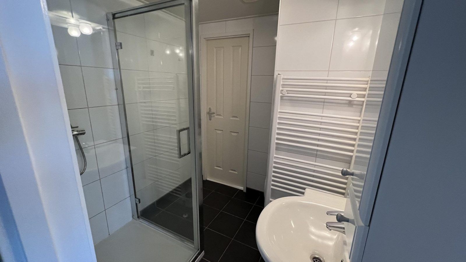 Badezimmer mit Dusche und Waschbecken in VZ808 Ferienhaus in Breskens, Zeeland.