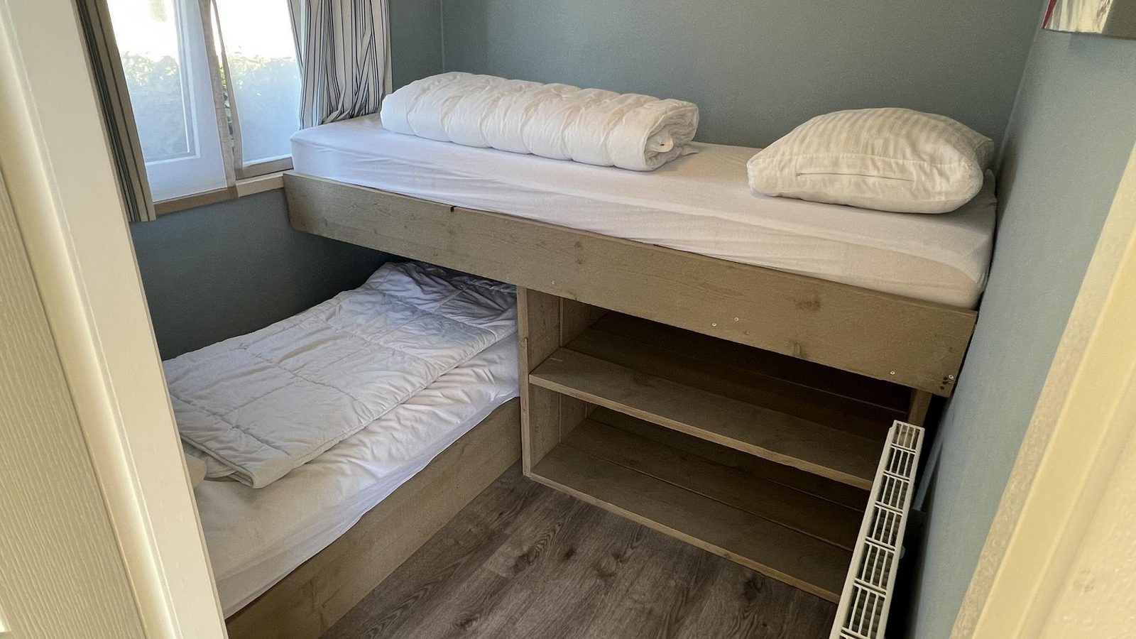 Schlafzimmer mit Etagenbett in VZ808 Ferienhaus in Breskens, Zeeuws-Vlaanderen.