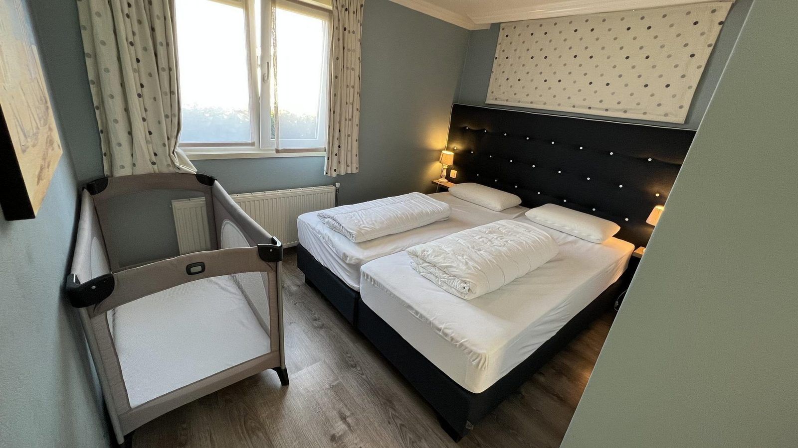 Hauptschlafzimmer in VZ808 Ferienhaus in Breskens mit Doppelbett, Zeeland.