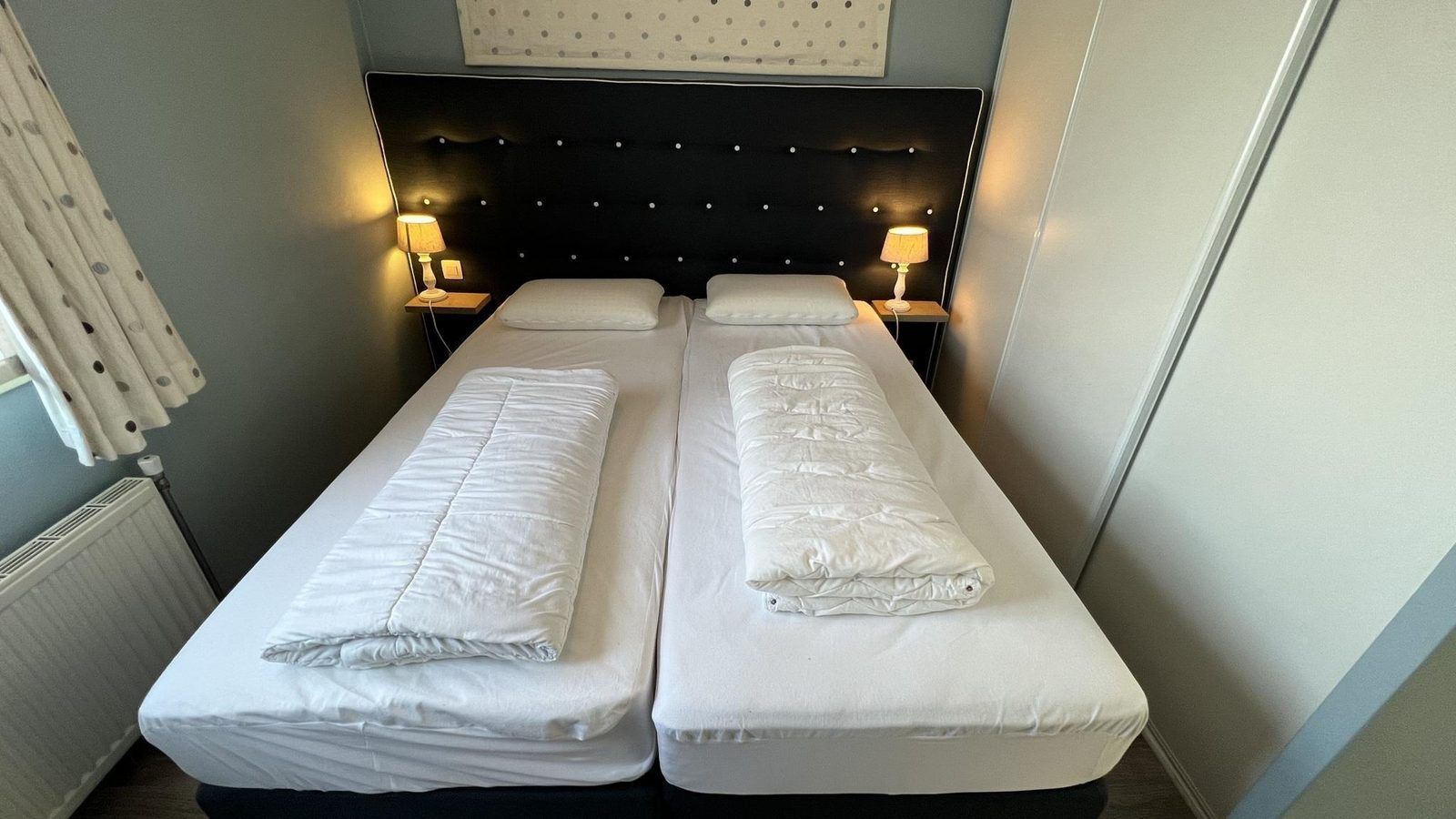 Gemuetliches Schlafzimmer in VZ808 Ferienhaus in Breskens mit Kinderbett, Zeeland.