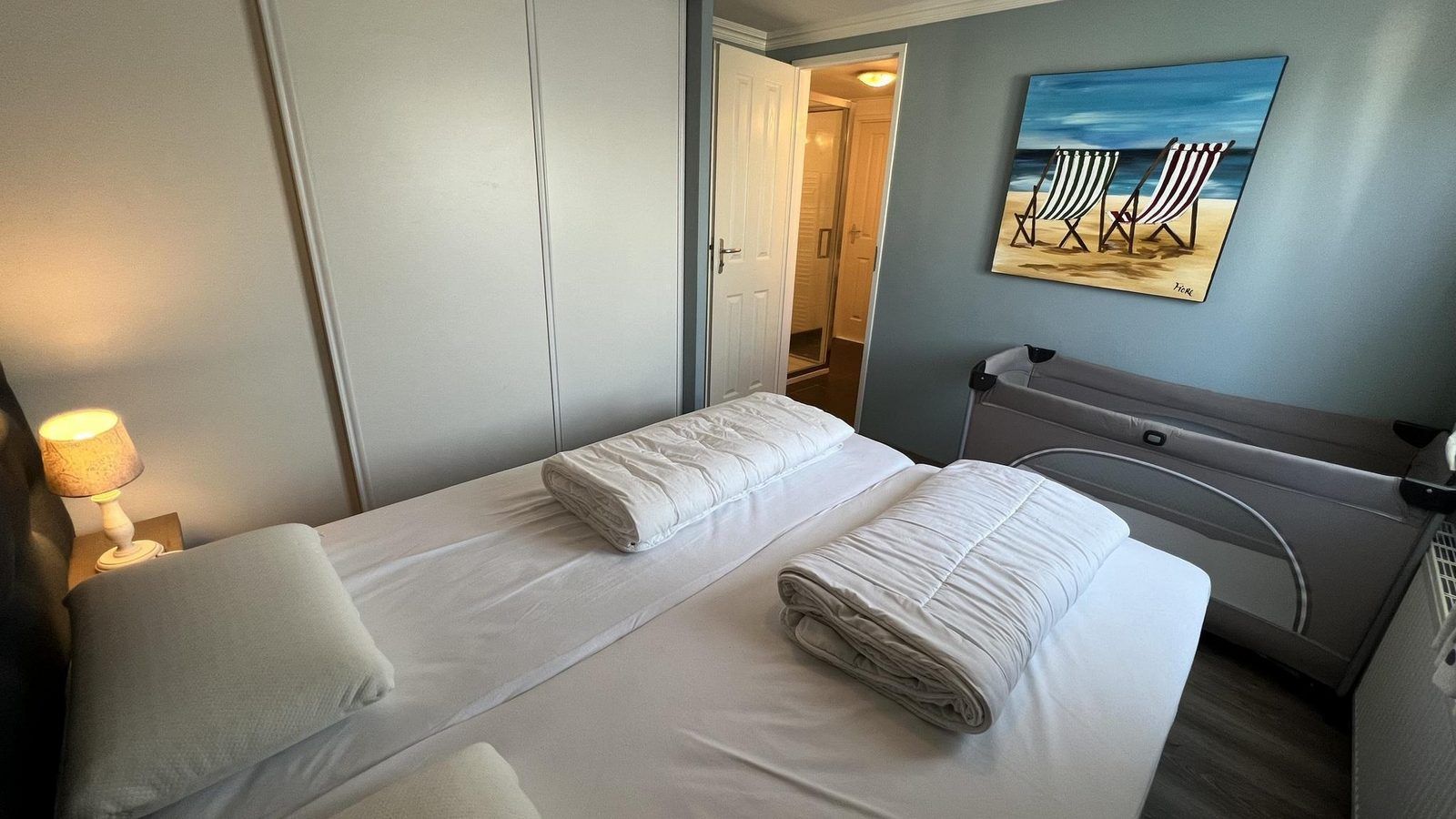 Parkplatz bei VZ808 Ferienhaus in Breskens, Zeeuws-Vlaanderen, Zeeland.