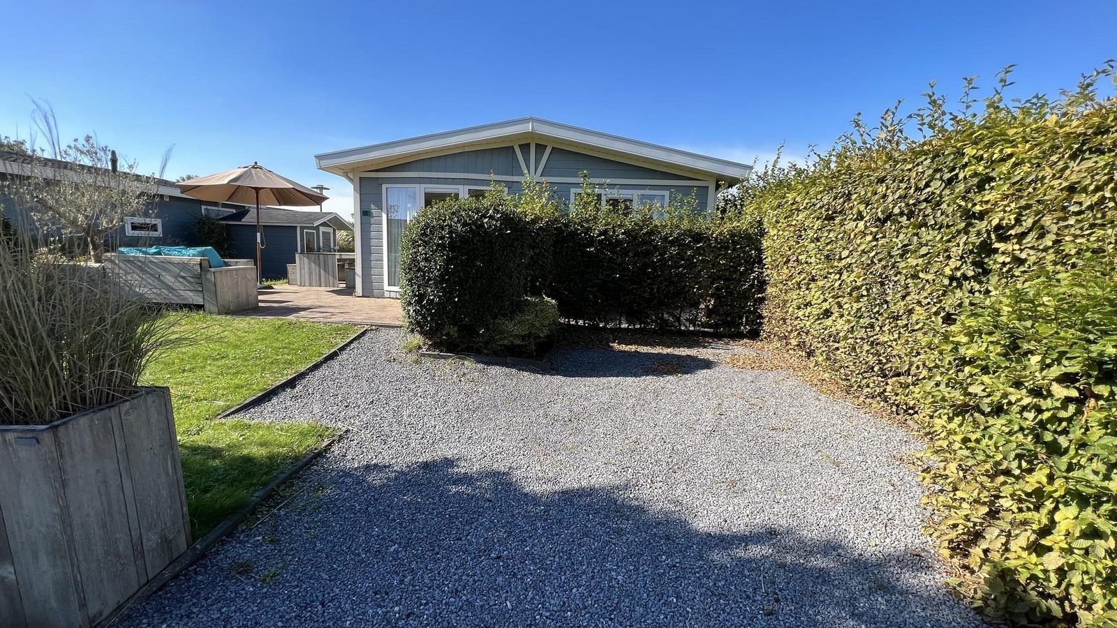 Sonnige Terrasse und Garten im Ferienhaus VZ808 in Breskens, Zeeland.