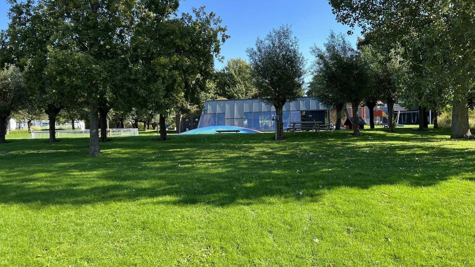 Spielplatz bei VZ808 Ferienhaus in Breskens, Zeeuws-Vlaanderen, Zeeland.