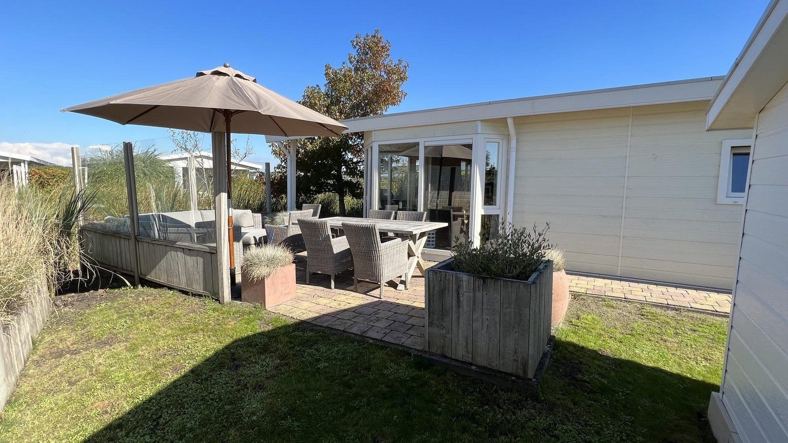 Entspannen Sie sich auf der Terrasse von VZ807 Holiday home Breskens, umgeben von der Natur von Zeeuws-Vlaanderen.