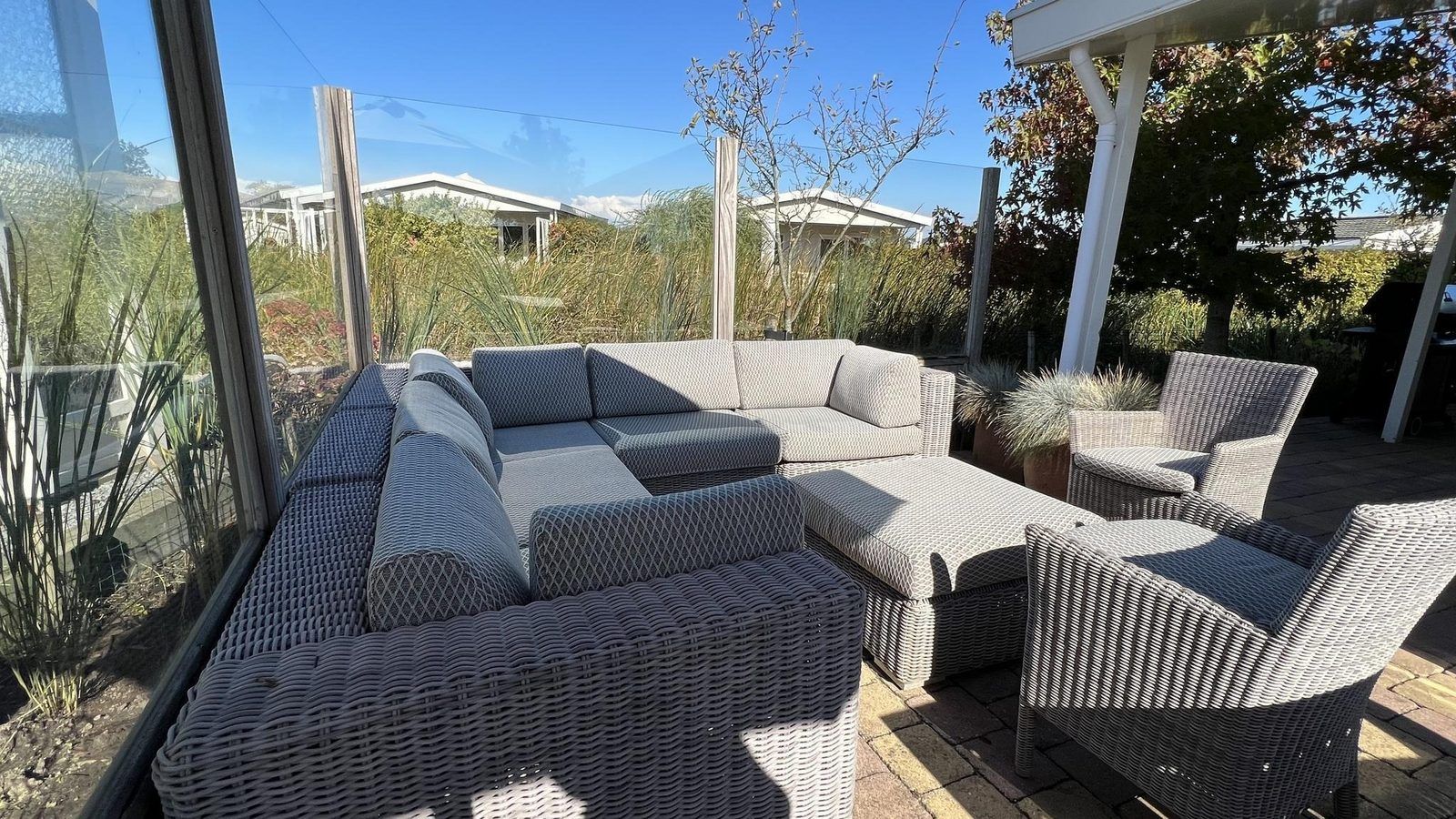 Gemuetliche Sitzecke auf der Terrasse des VZ807 Ferienhauses Breskens in Zeeland.