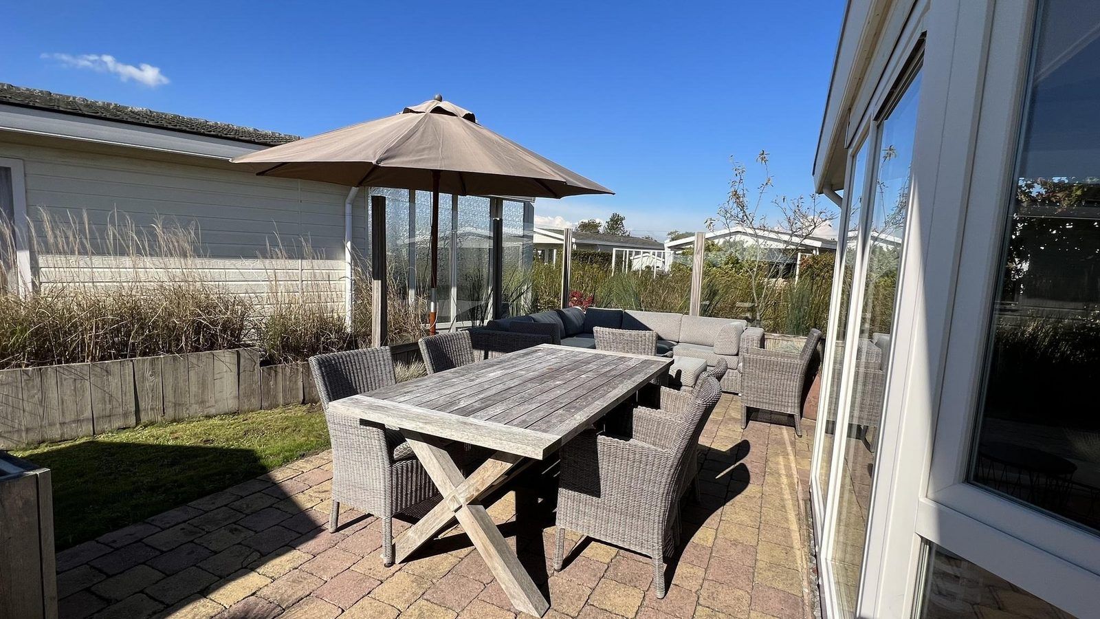 Essbereich auf der Terrasse von VZ807 Ferienhaus Breskens, ideal fuer Mahlzeiten im Freien in Zeeland.