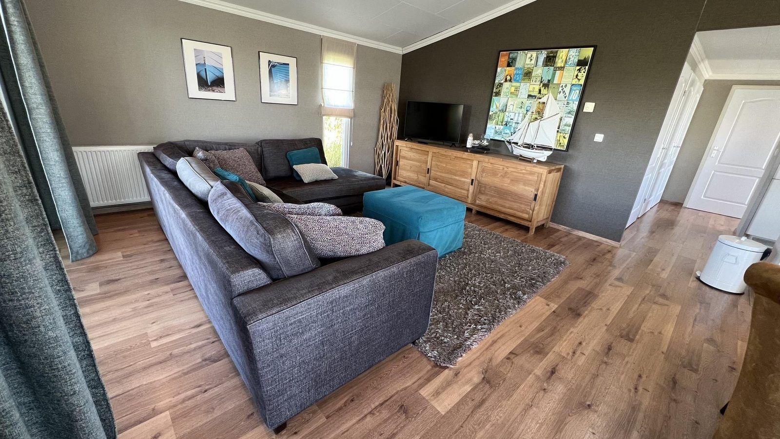 Geraeumiges Wohnzimmer von VZ807 Ferienhaus Breskens, ideal fuer Entspannung in Zeeland.