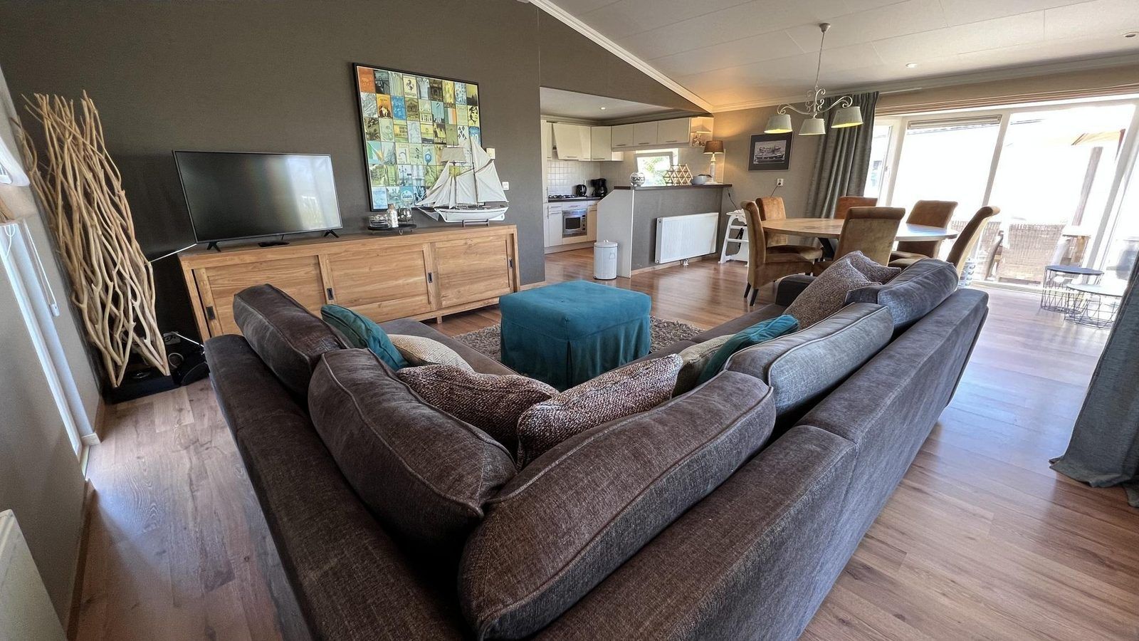 Offenes Wohnzimmer und Kueche in VZ807 Ferienhaus Breskens, ein komfortables Ferienhaus in Zeeland.