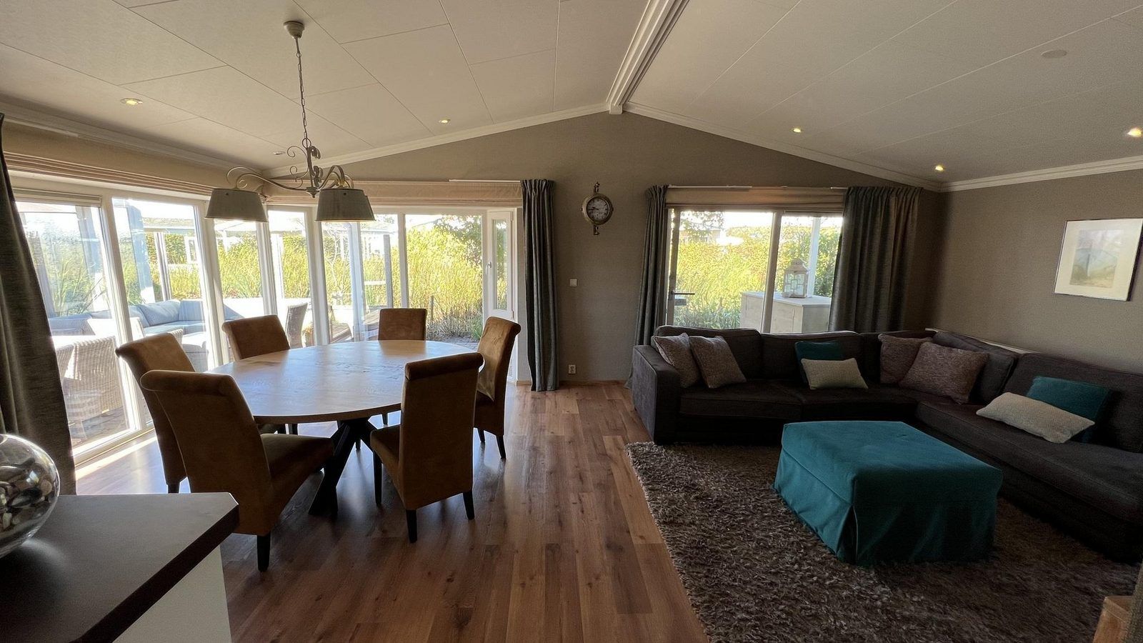 Helles Esszimmer in VZ807 Ferienhaus Breskens, geniessen Sie Mahlzeiten mit Aussicht in Zeeland.