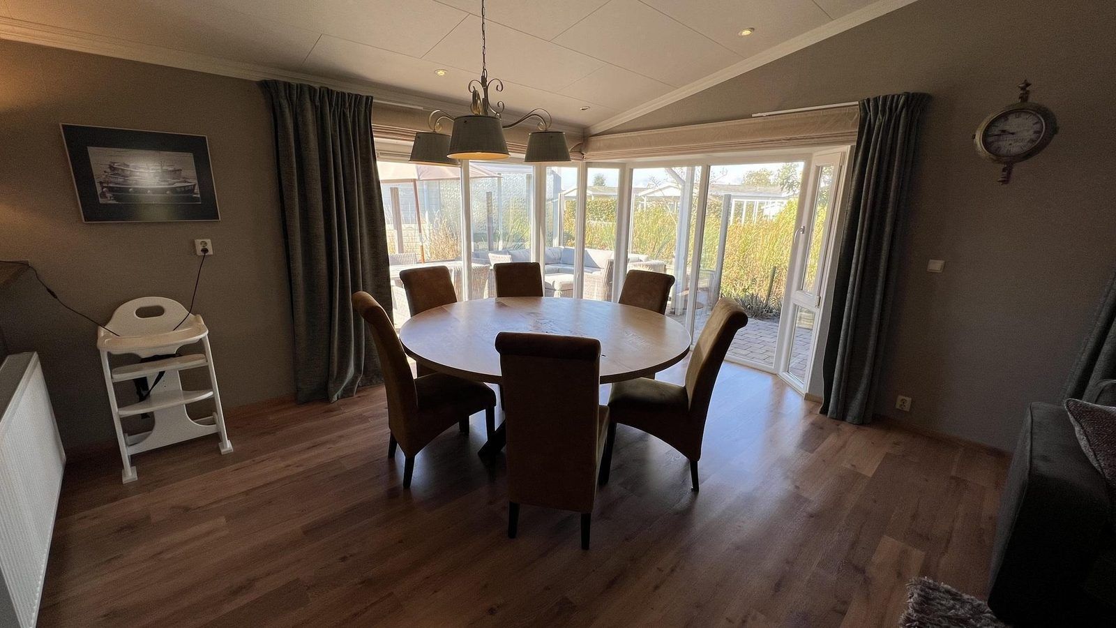 Gemuetliche Essecke in VZ807 Ferienhaus Breskens mit grossen Fenstern in Zeeuws-Vlaanderen.