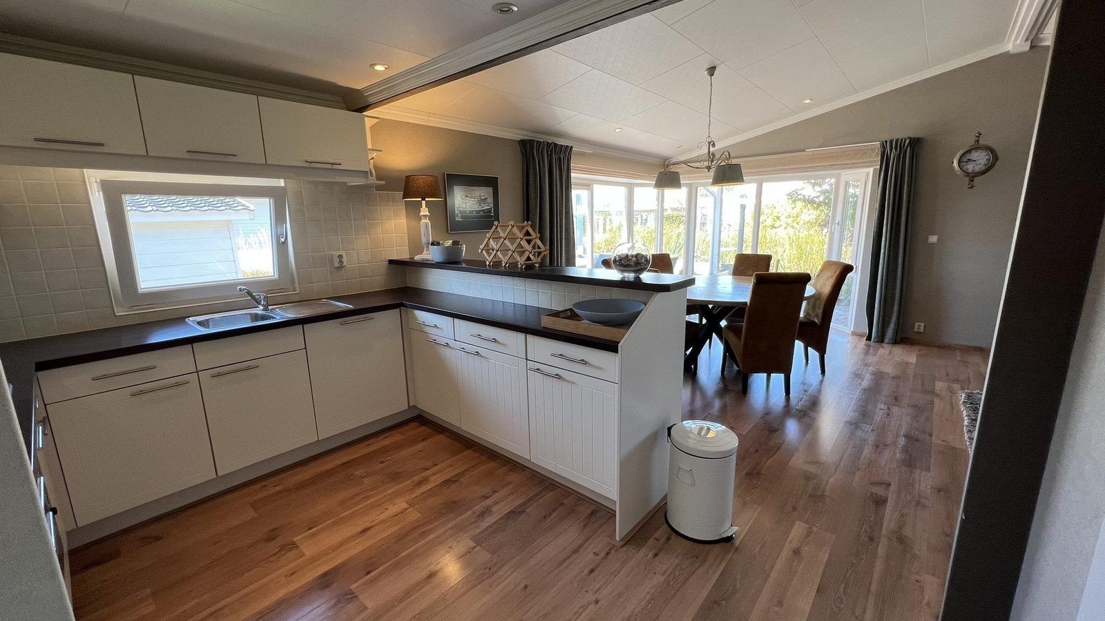 Moderne Kueche in VZ807 Ferienhaus Breskens, komplett ausgestattet fuer Ihren Komfort in Zeeland.