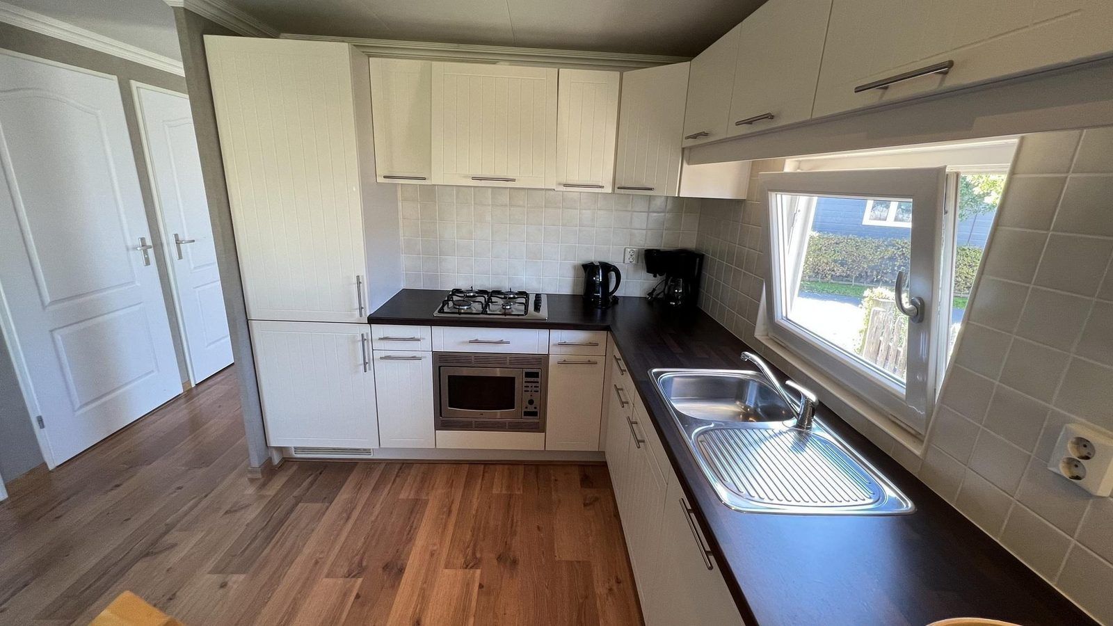 Praktische Kueche in VZ807 Ferienhaus Breskens mit modernen Geraeten in Zeeland.