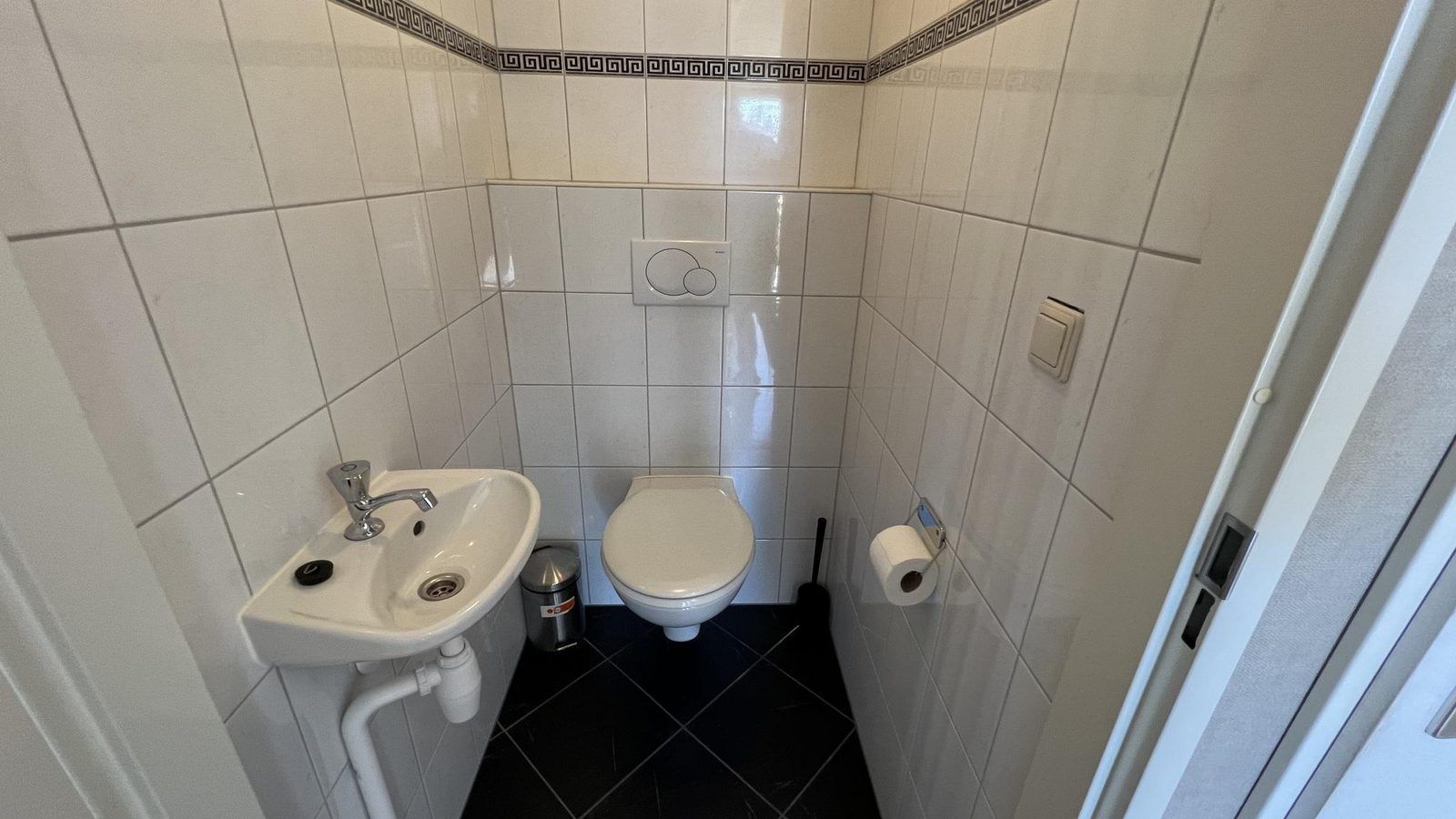 Kompaktes Badezimmer in VZ807 Ferienhaus Breskens, ausgestattet mit modernen Einrichtungen in Zeeuws-Vlaanderen.