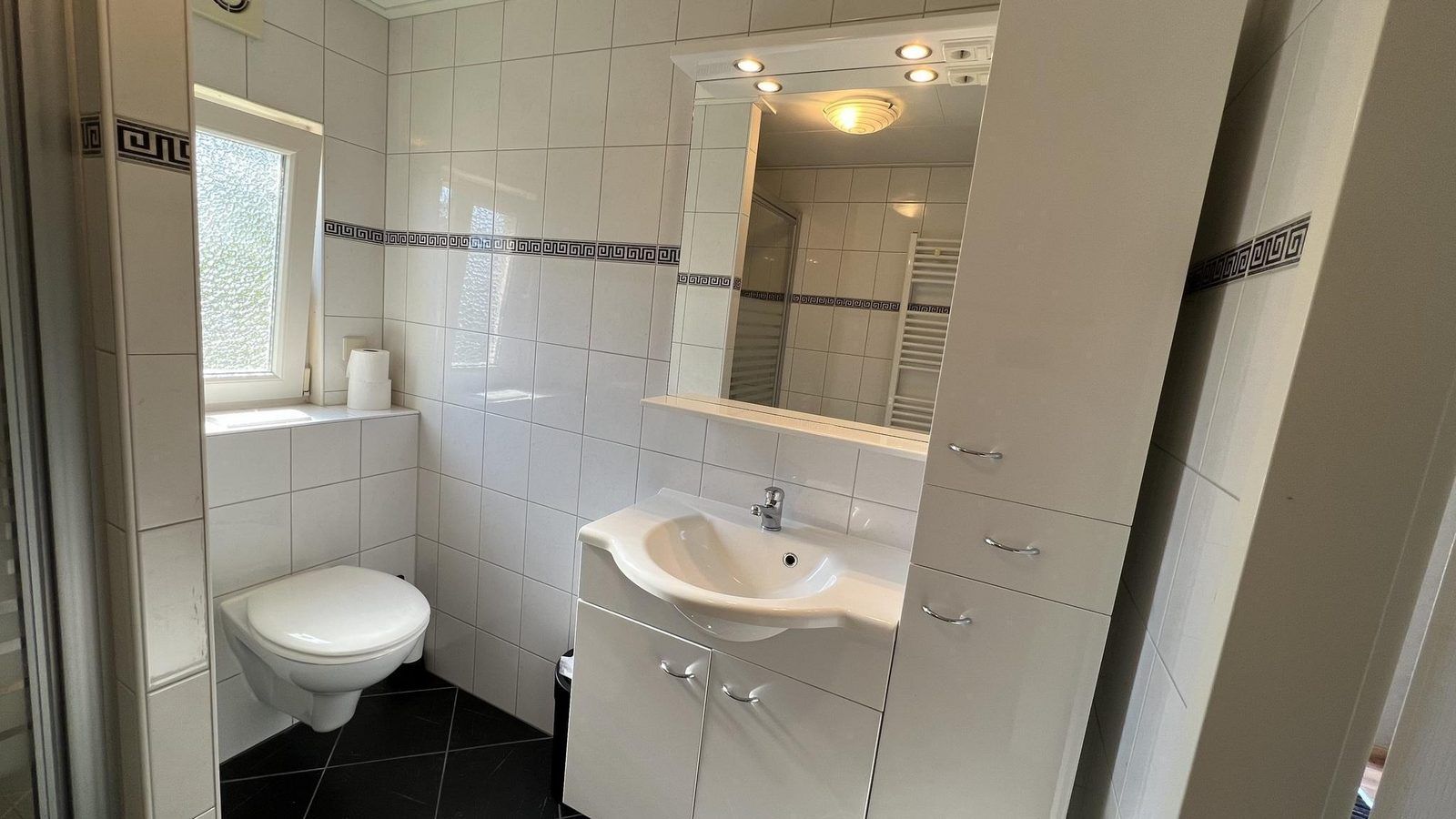 Geraeumiges Schlafzimmer in VZ807 Ferienhaus Breskens mit bequemem Doppelbett in Zeeuws-Vlaanderen.