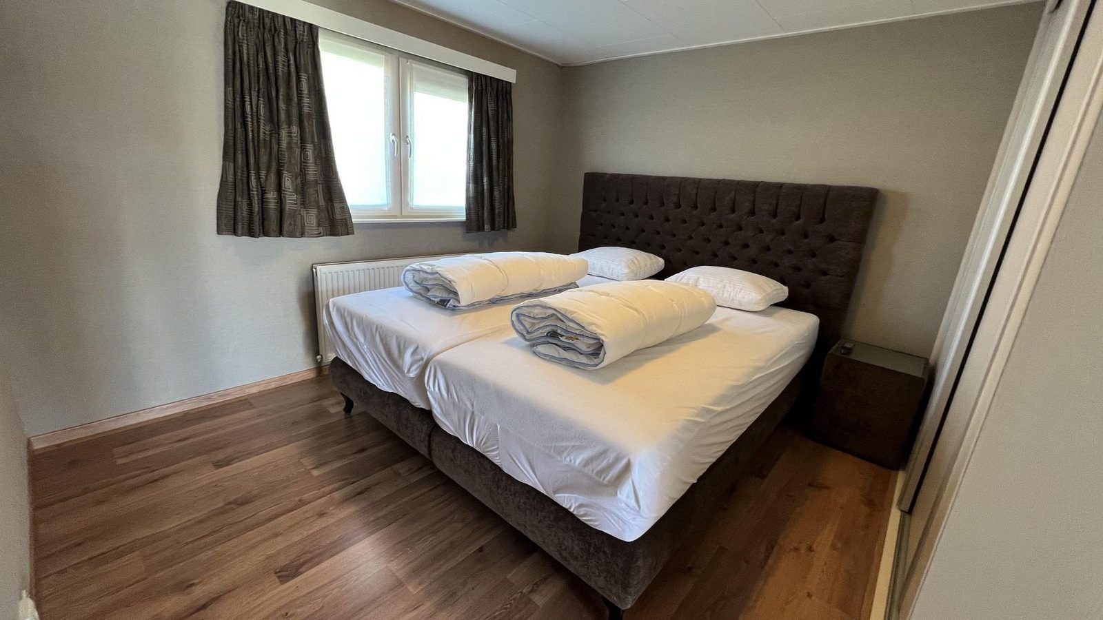 Hauptschlafzimmer von VZ807 Ferienhaus Breskens, bietet Ruhe und Komfort in Zeeland.